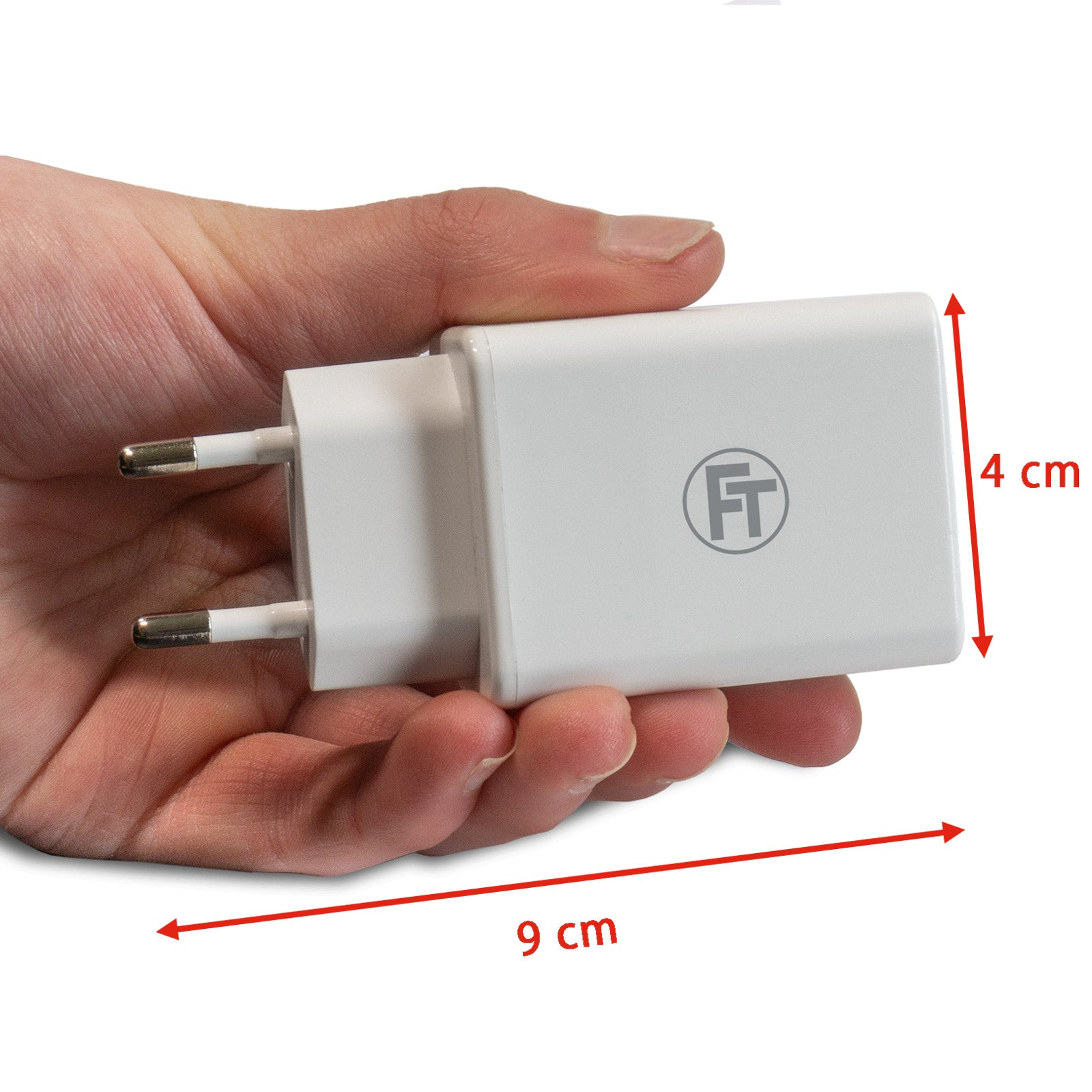 Ein weißes Telefonladegerät mit Logo wird von einer Hand gehalten. Das Ladegerät ist 9 cm lang.