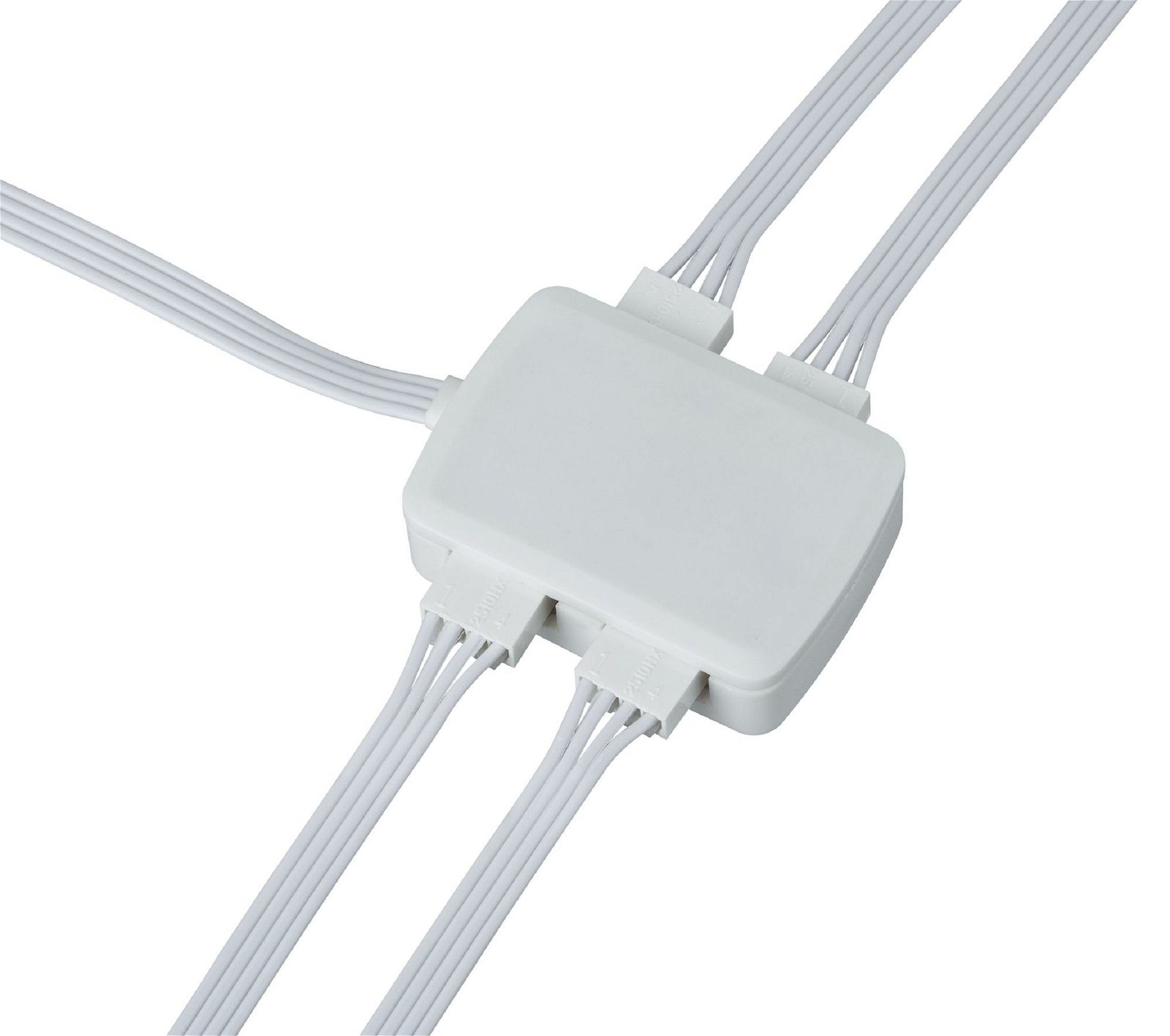 Weißer elektrischer Verbinder mit mehreren weißen Kabeln.