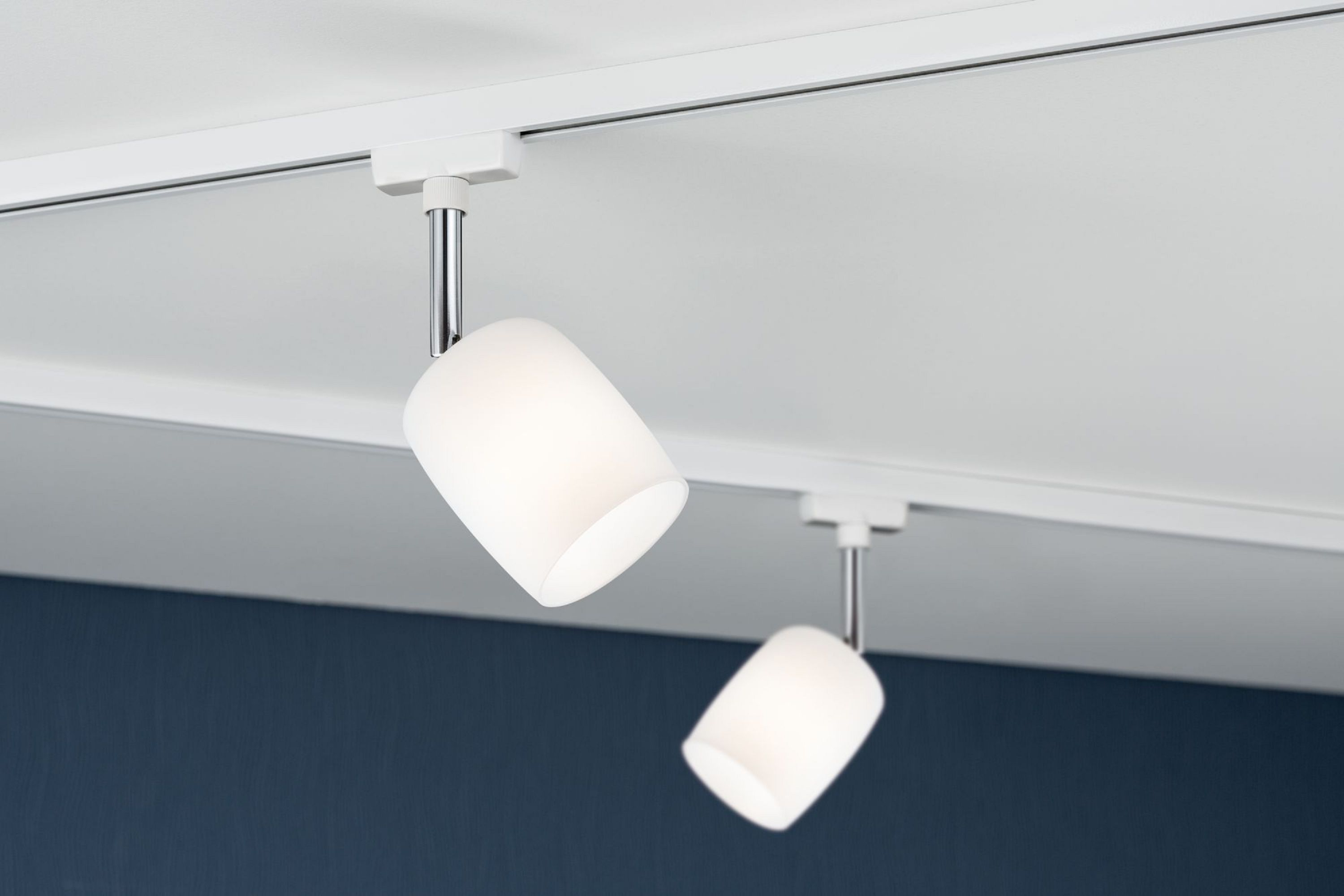 Due faretti bianchi su un soffitto bianco.