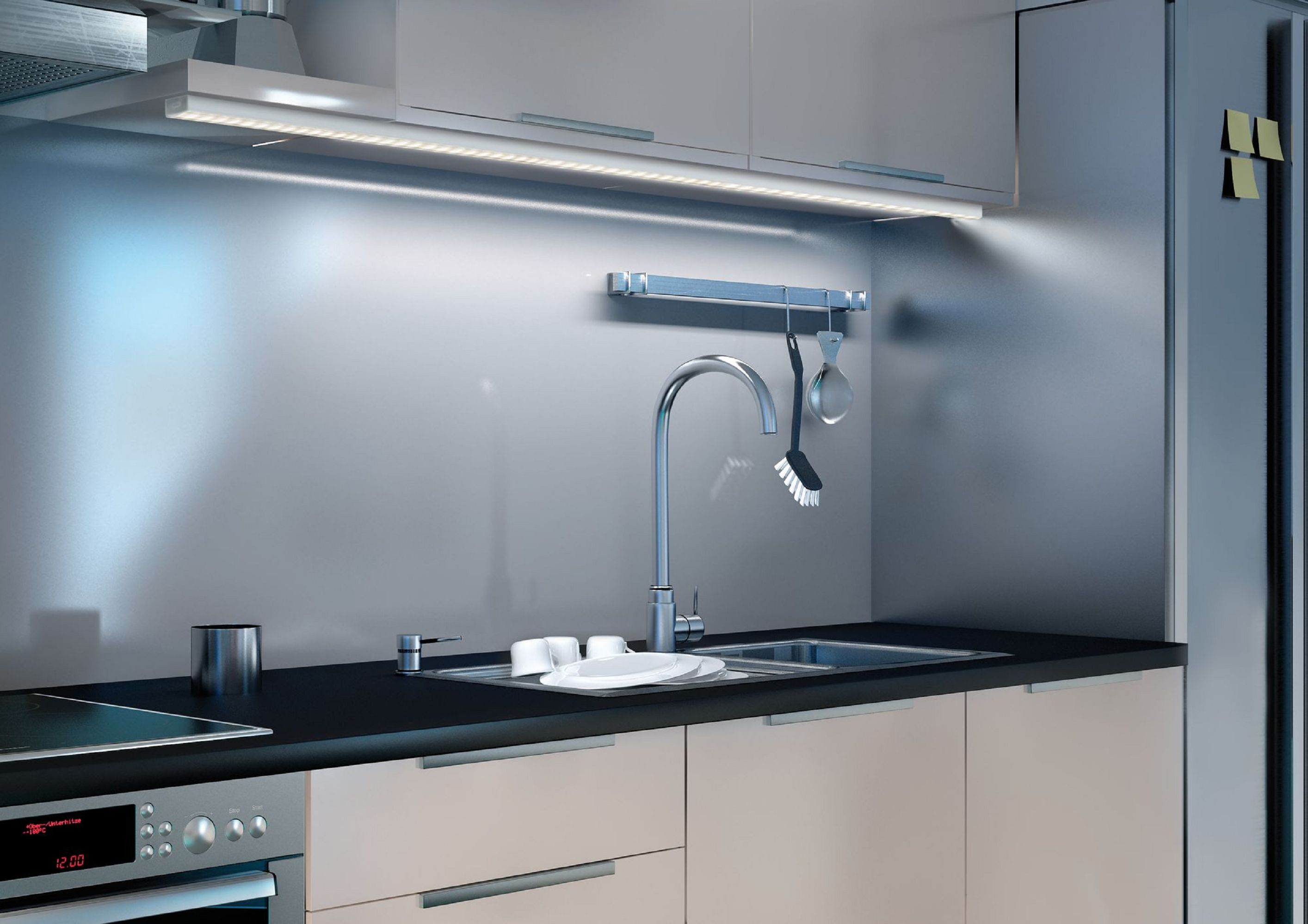 Nowoczesna kuchnia ze zlewem, kranem i górnym oświetleniem LED. Srebrna ściana i szafki.
