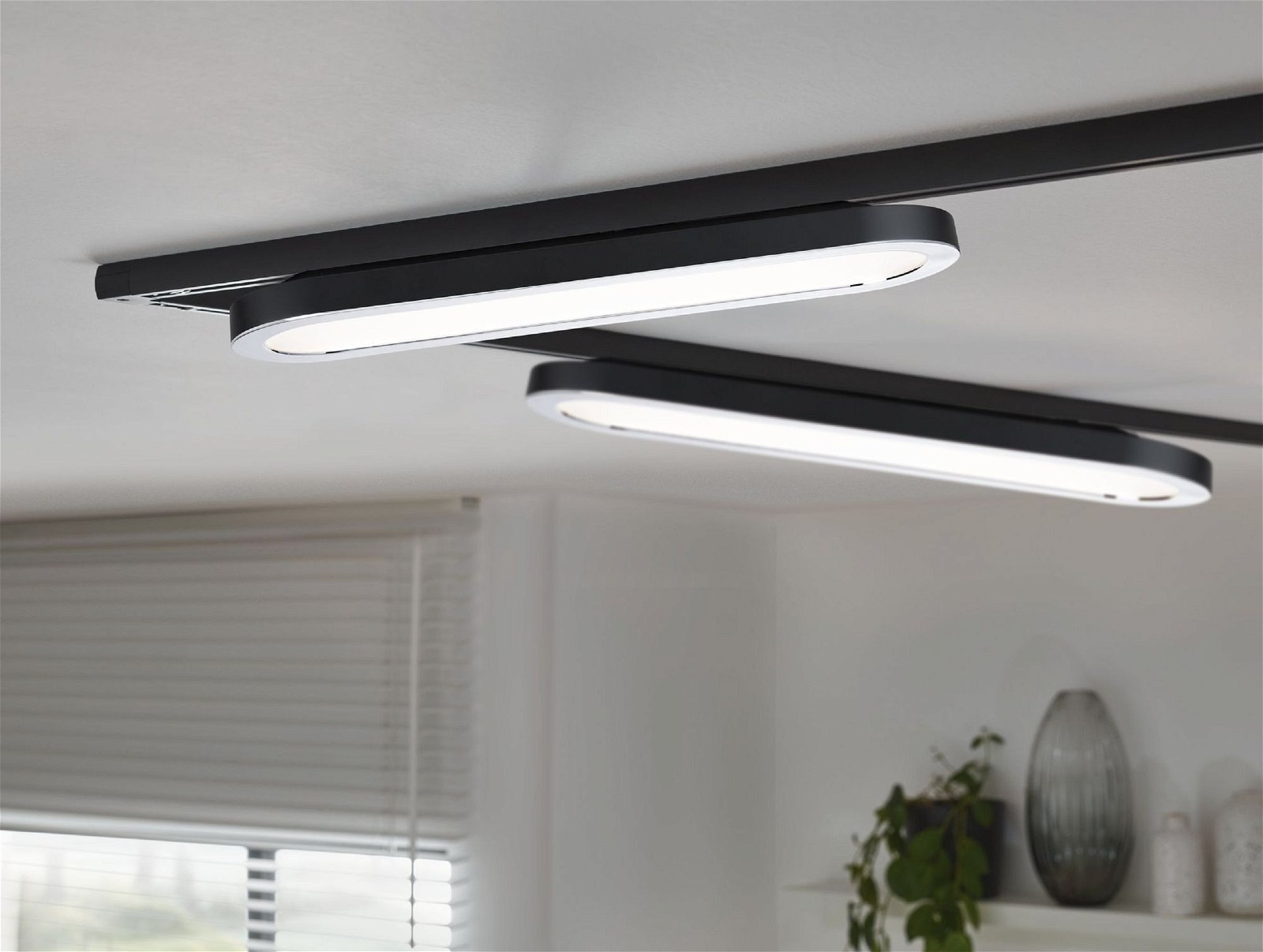 Un cavo di alimentazione nero con spina, un adattatore nero e un piccolo connettore.
