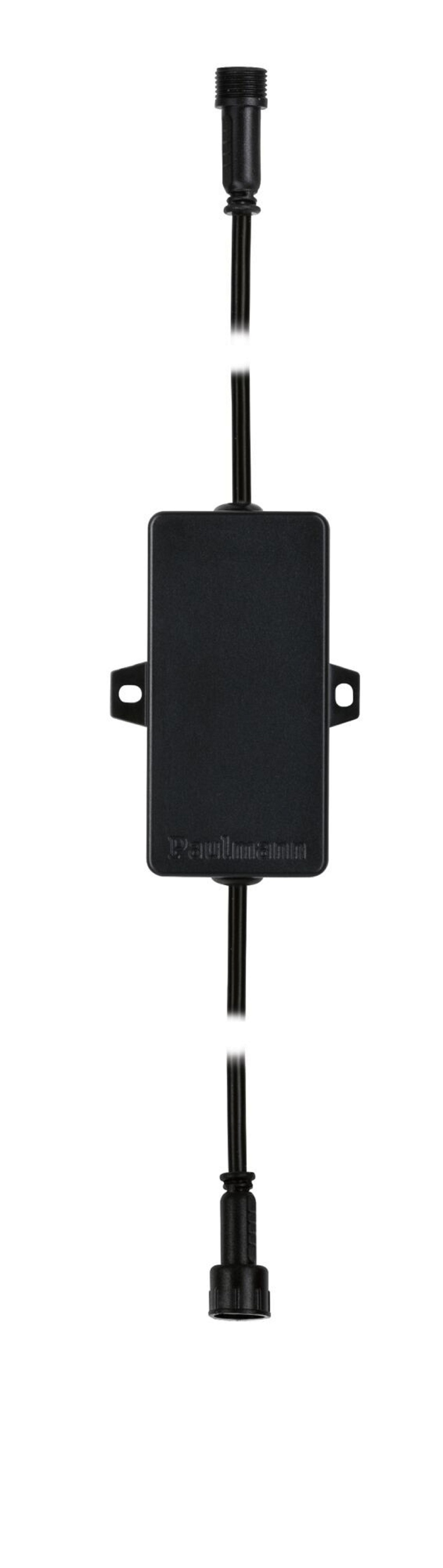 Ein schwarzer Netzadapter mit Kabeln. Der Hintergrund ist weiß. Der Adapter trägt den Markennamen.