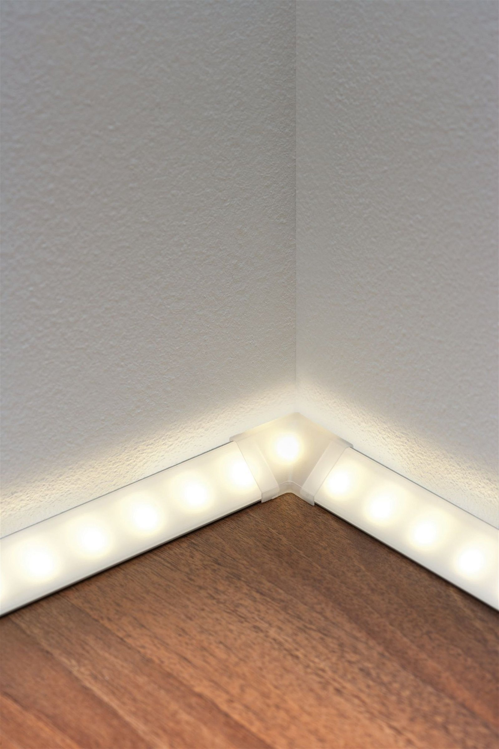 LED-Streifenleuchten in einer Ecke, Boden und Wand beleuchtend.