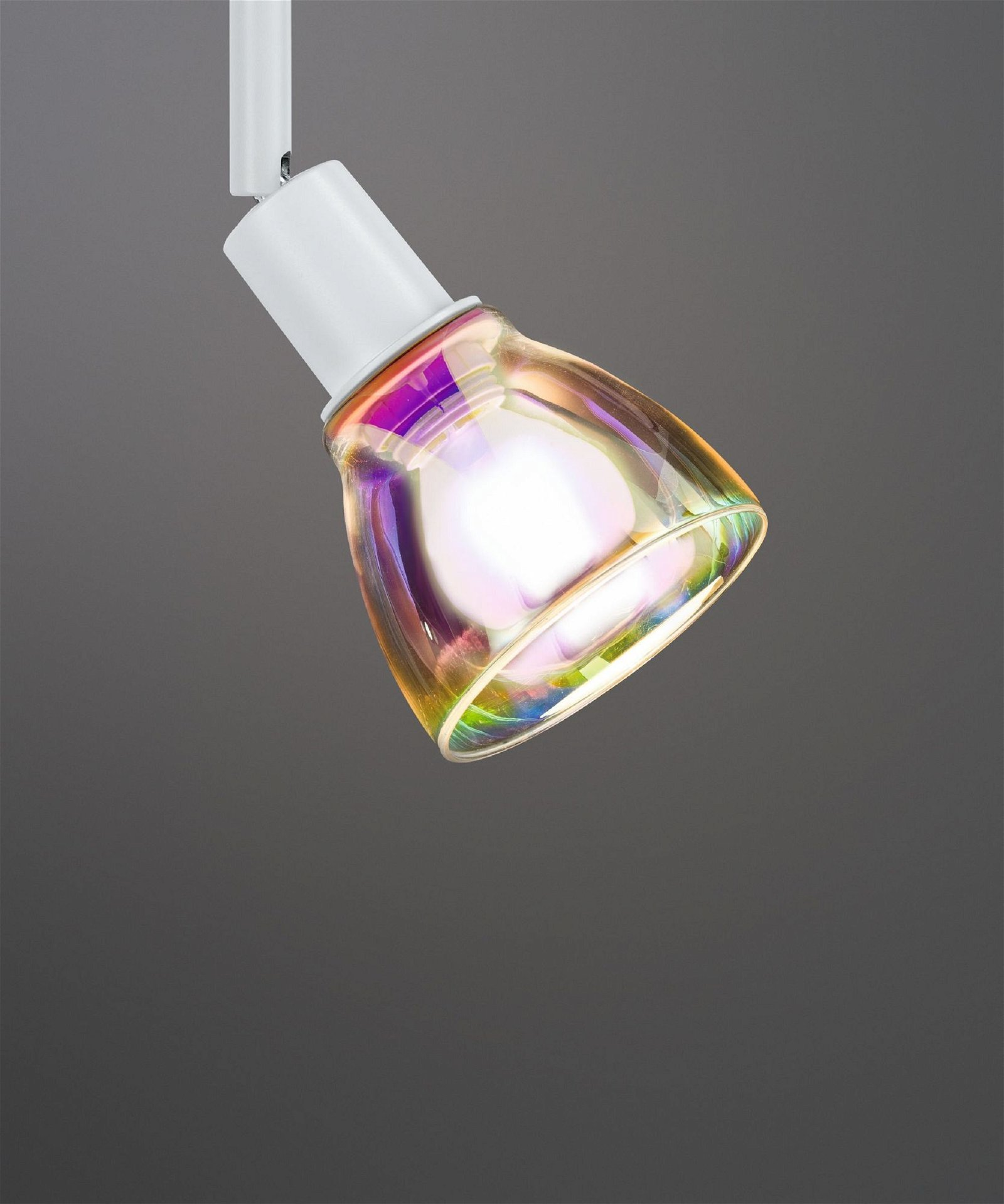 Ein Scheinwerfer mit mehrfarbigem Glasschirm, abgewinkelt vor grauem Hintergrund.