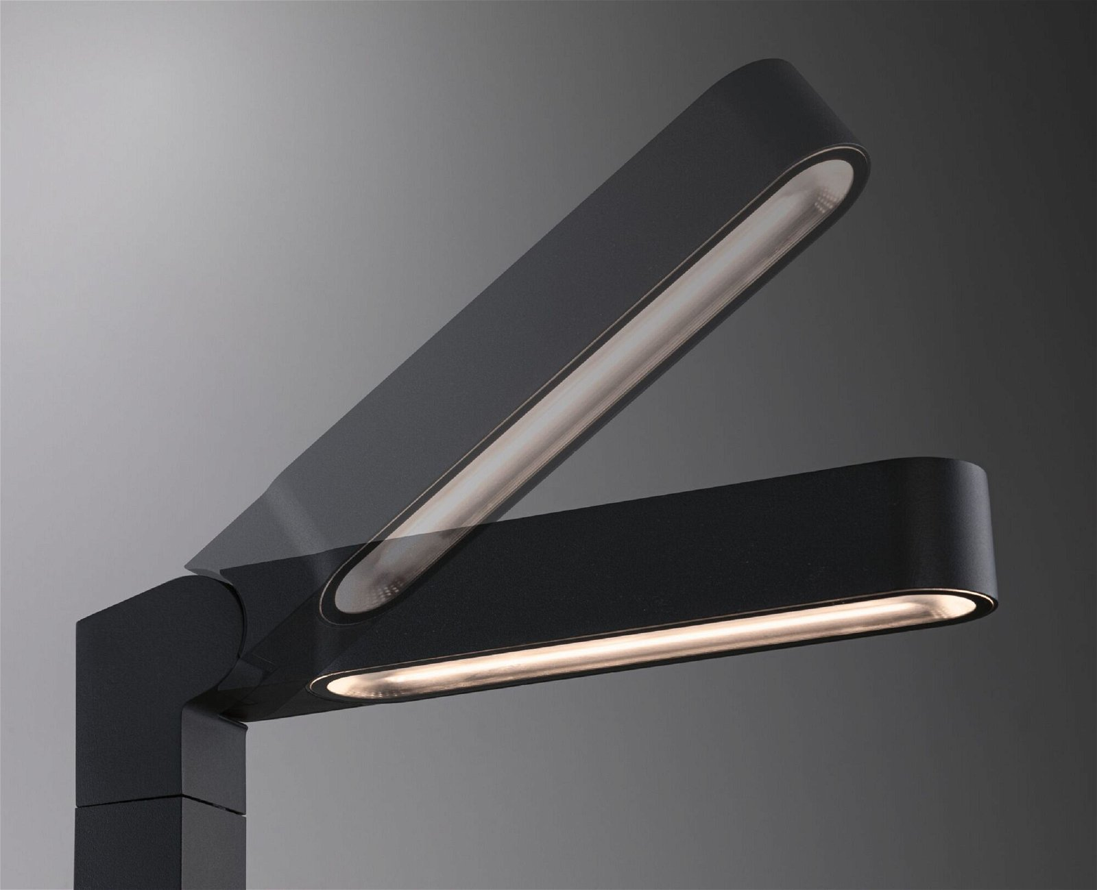 Schwarze moderne Schreibtischlampe mit zwei verstellbaren Lichtpaneelen, nach oben geneigt.