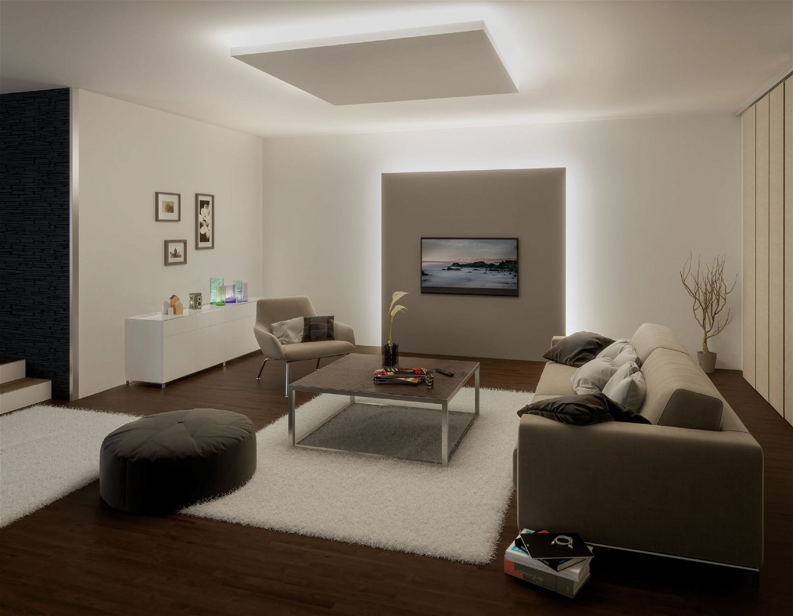 Ein modernes Wohnzimmer mit Sofa, Teppich, Couchtisch und Ambientebeleuchtung.