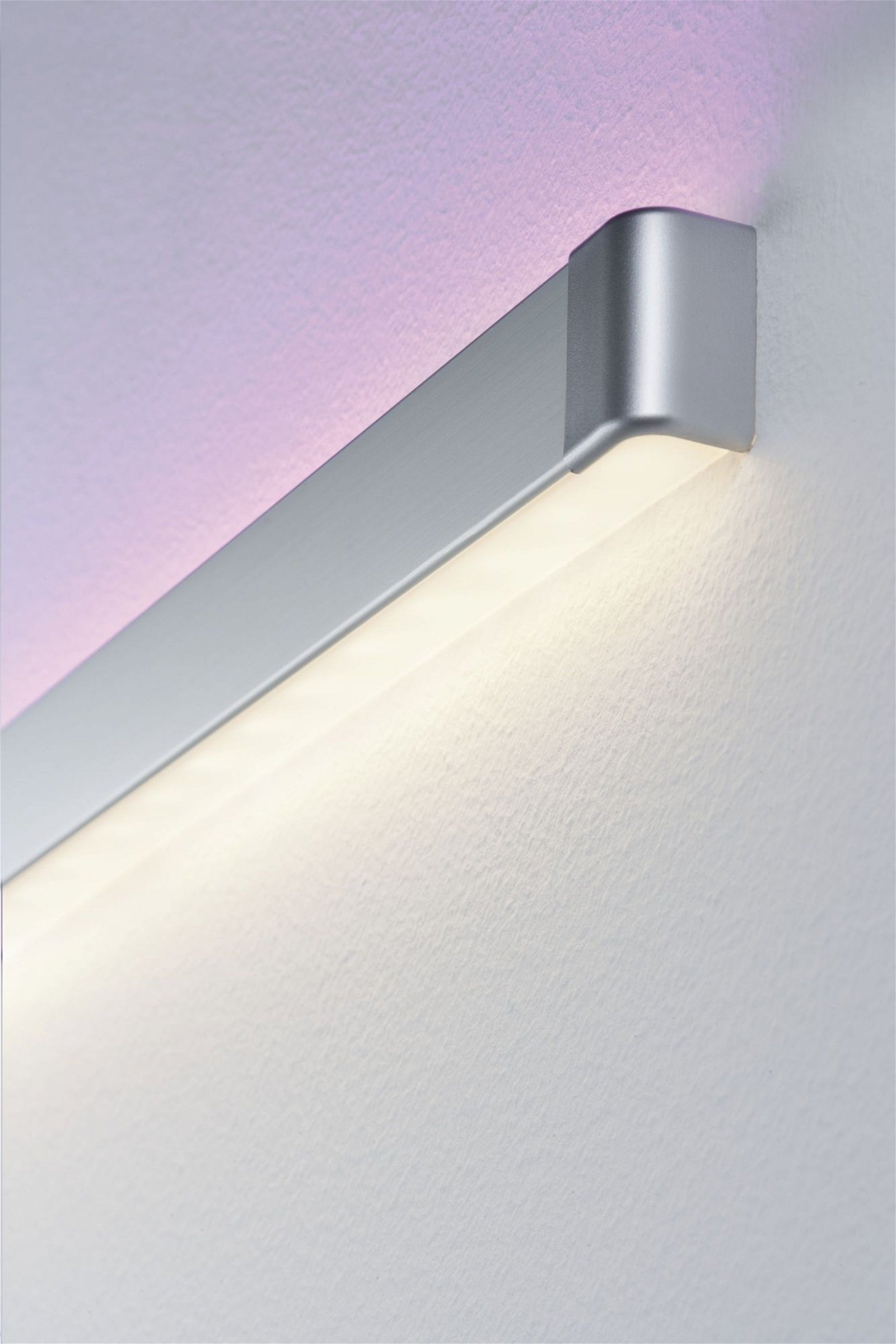 Silberner LED-Lichtstreifen an einer weißen Wand mit farbigem Licht. Nahaufnahme.