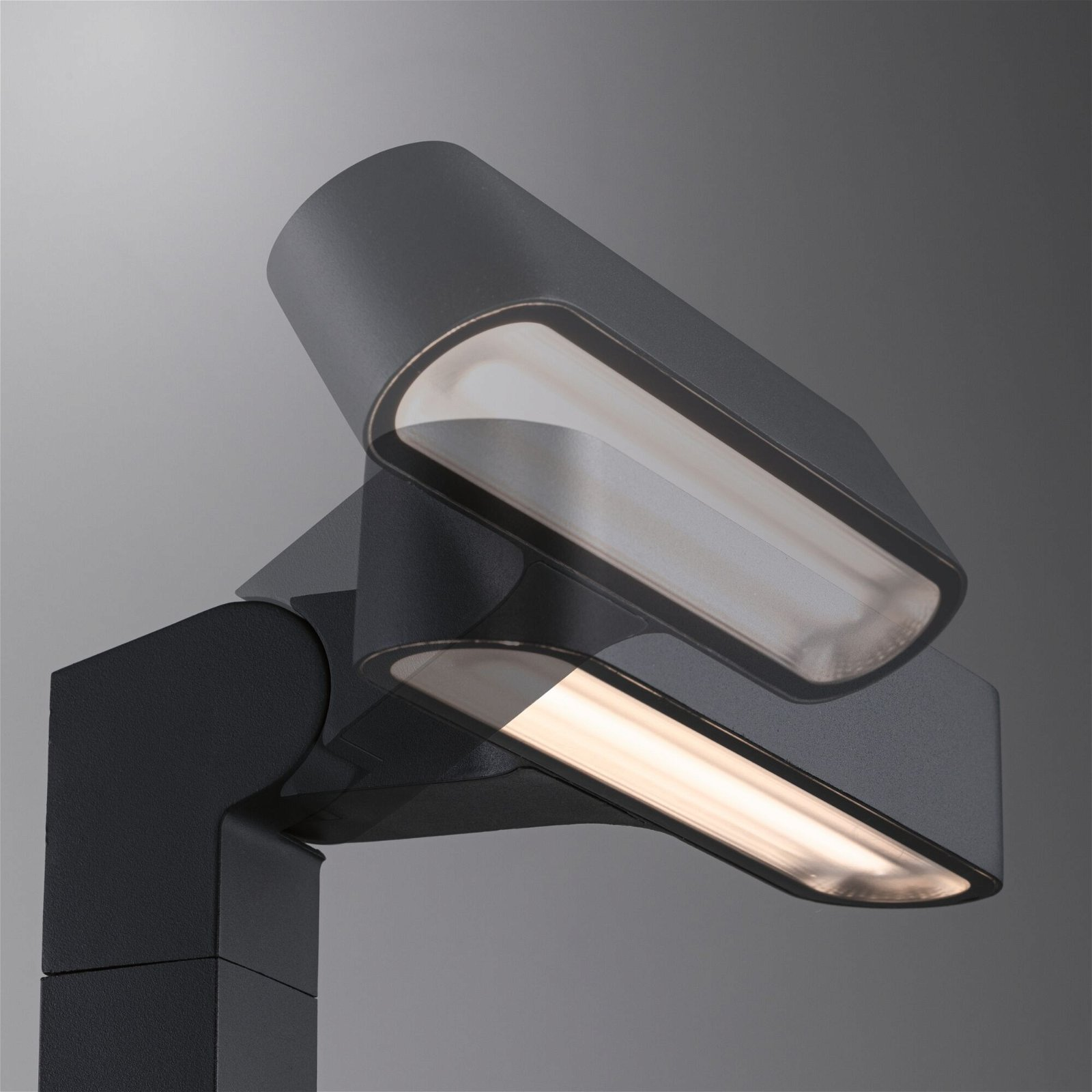 Eine moderne schwarze Außenleuchte mit zwei verstellbaren Lichtquellen.