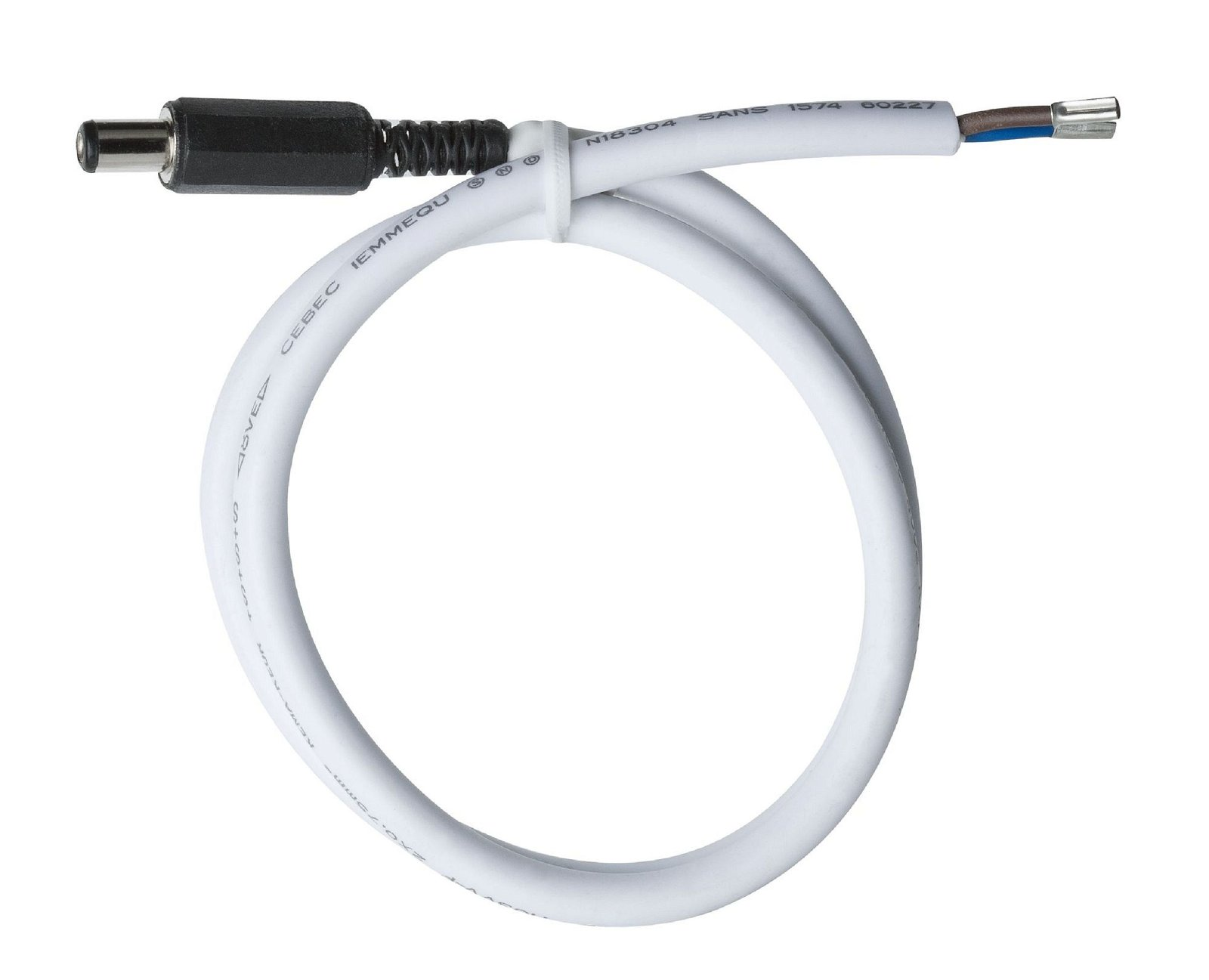 Weißes Kabel mit einem schwarzen Stecker. Es ist auf weißem Hintergrund.