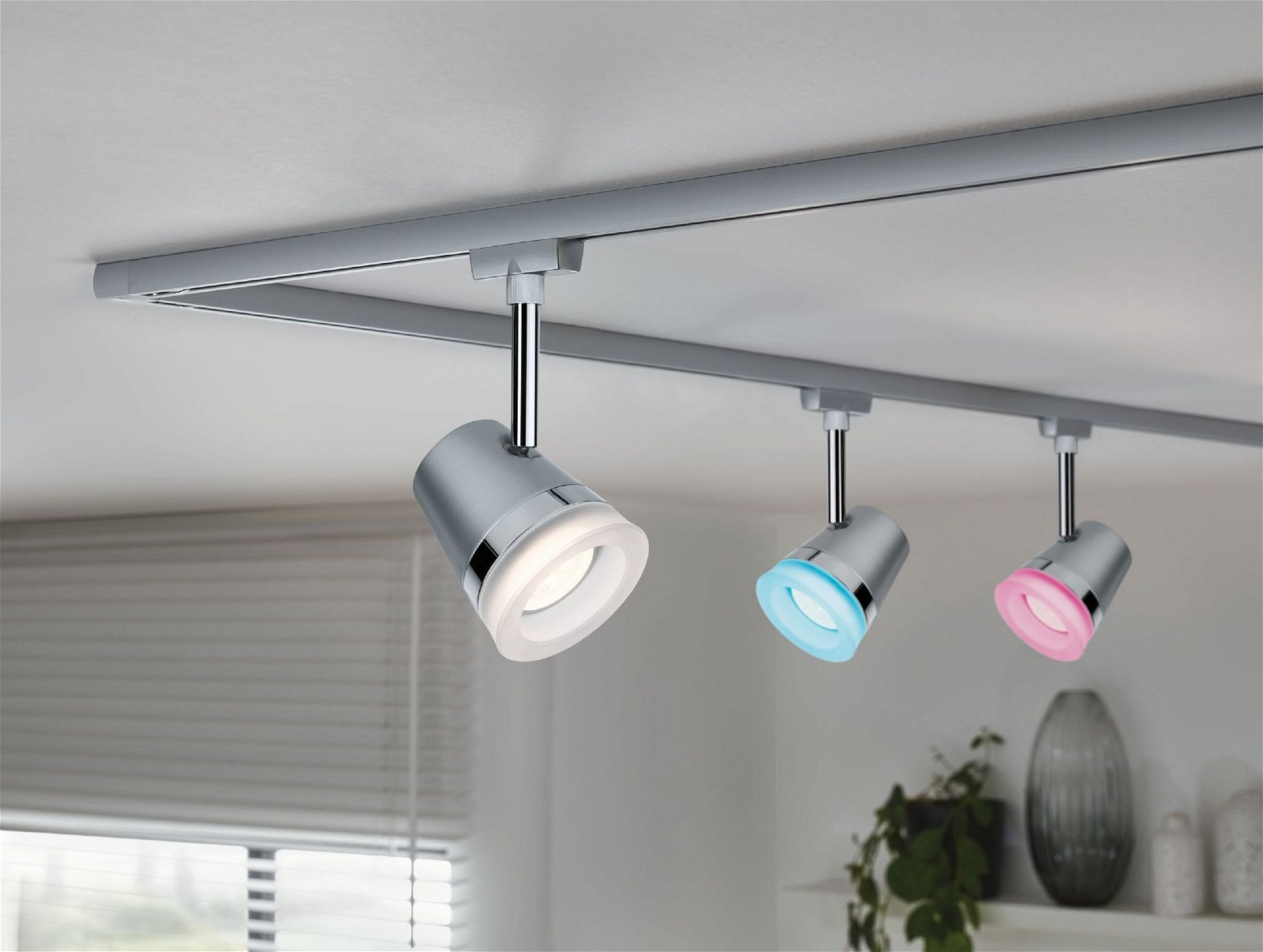 Ein einzelner Scheinwerfer mit rundem Licht, montiert auf weißem Hintergrund.