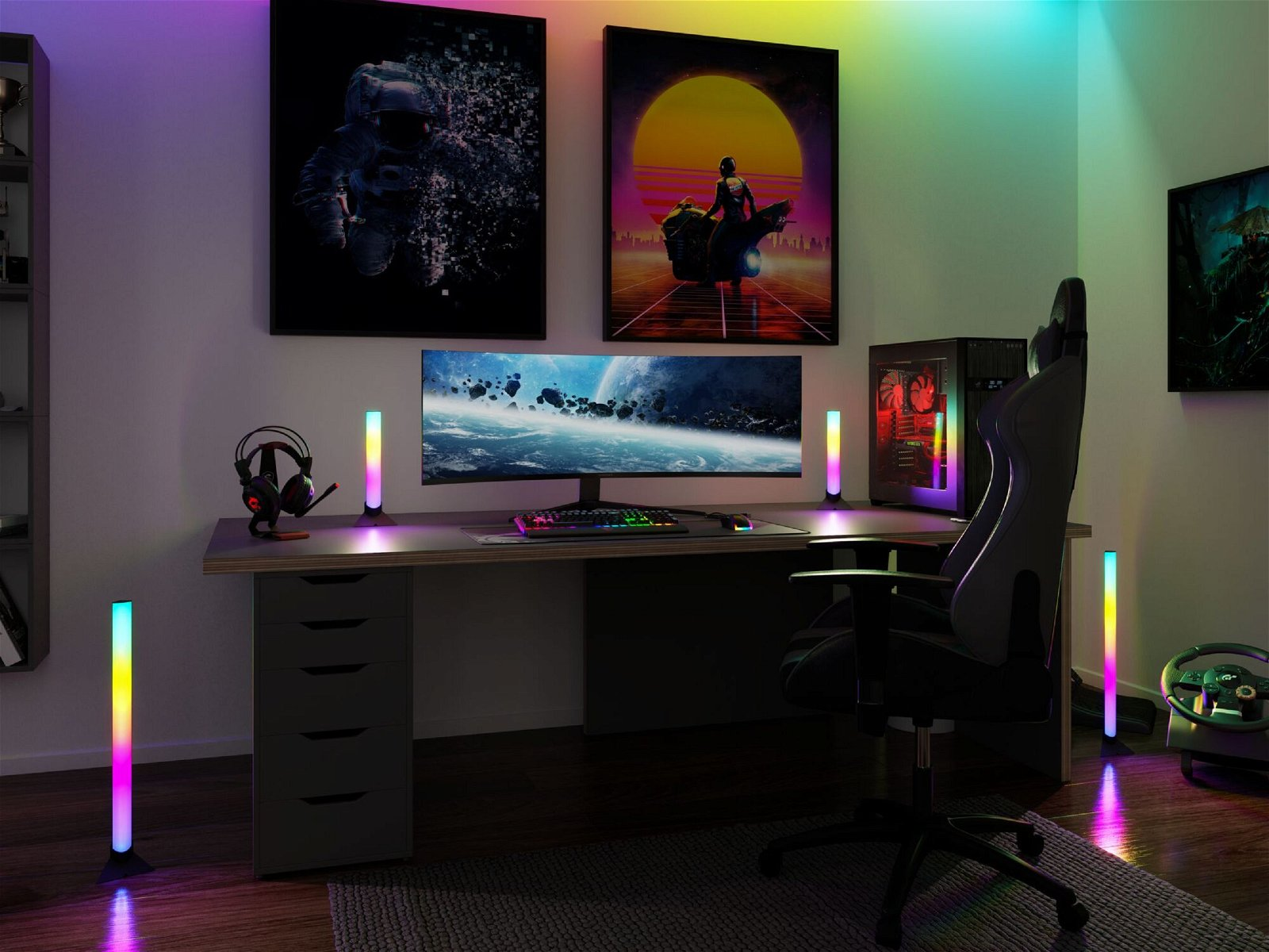 Konfiguracja do gier z oświetleniem RGB, biurkiem, monitorem, komputerem, krzesłem i grafiką na ścianie.