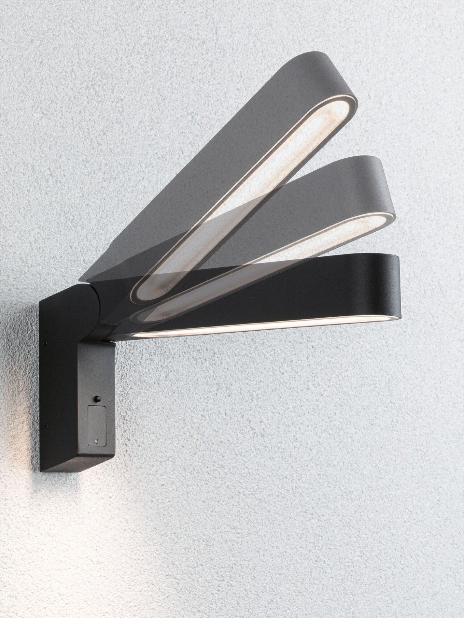Czarna lampa ścienna z regulowanym ramieniem, pokazująca światło w różnych pozycjach.