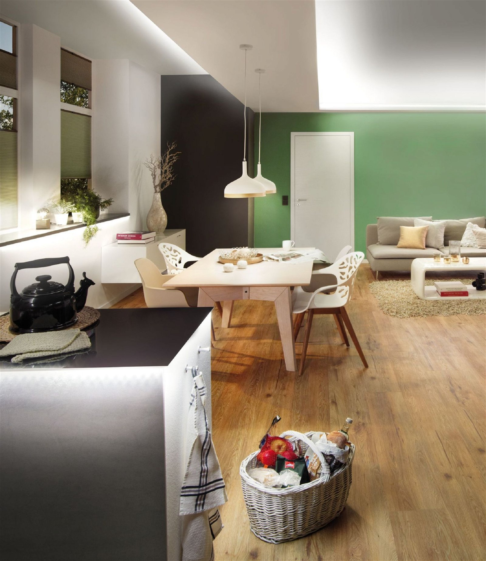 Ein gut beleuchtetes Esszimmer mit Tisch, Stühlen und einem Korb mit Essen. Der Raum hat Holzböden.
