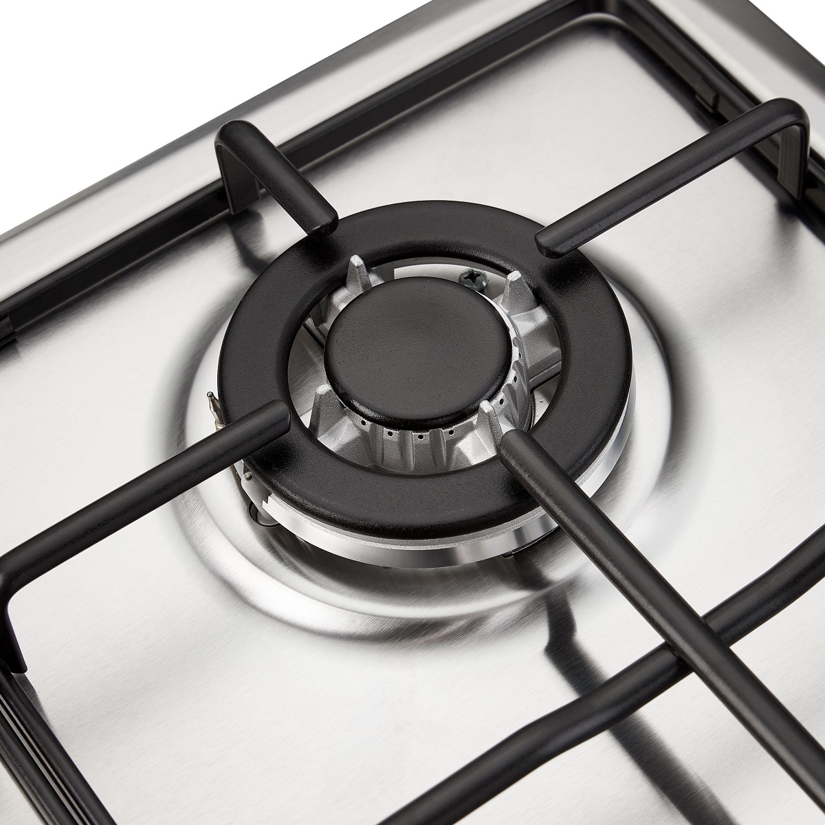Primer plano de una cocina de gas de acero inoxidable con rejillas y aros de quemador negros.