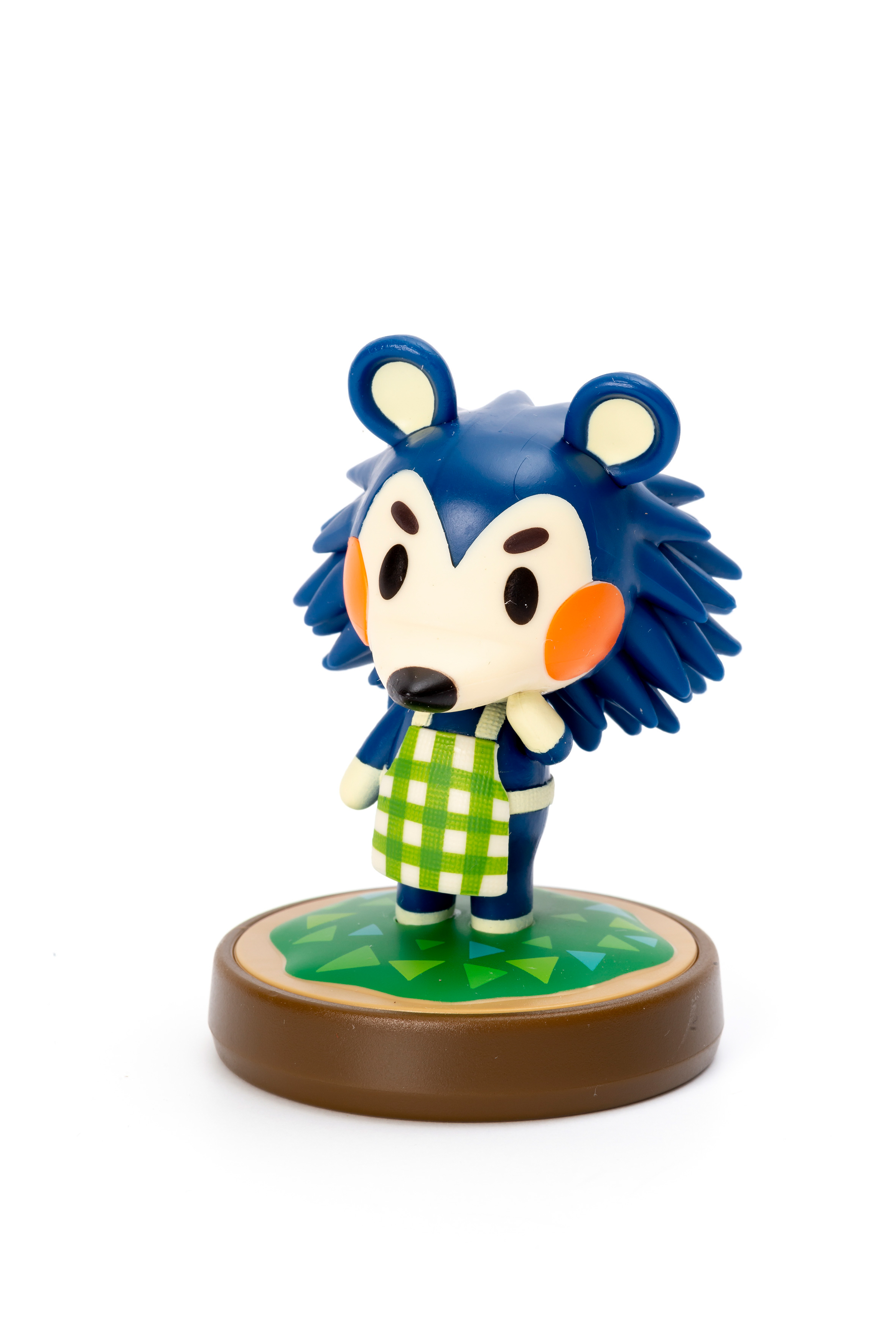 Animal Crossing Sable-Figur auf einem Ständer. Es ist ein blauer Igel mit grüner Schürze.