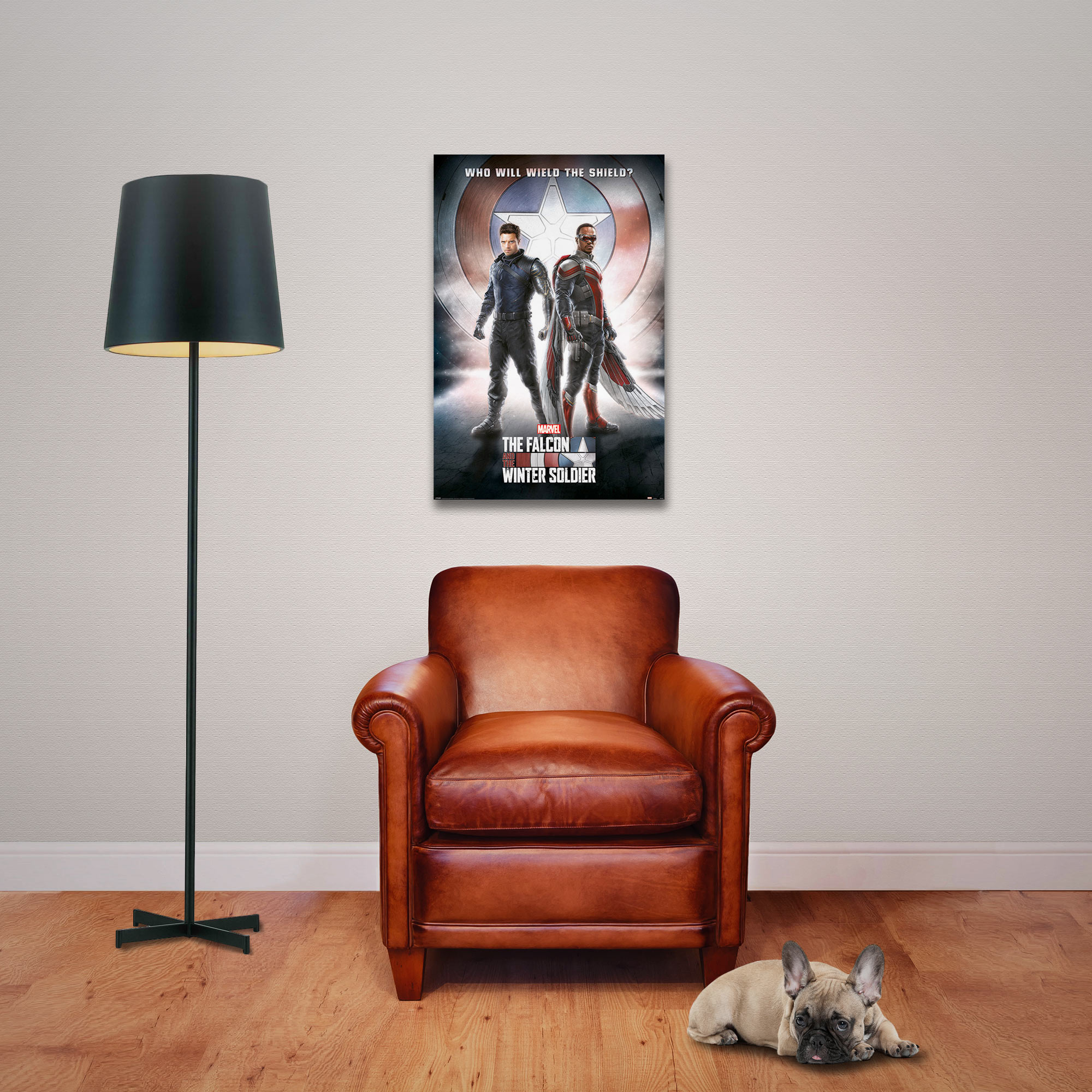 Ein Poster von The Falcon and The Winter Soldier an einer Wand, ein brauner Stuhl und ein Hund.