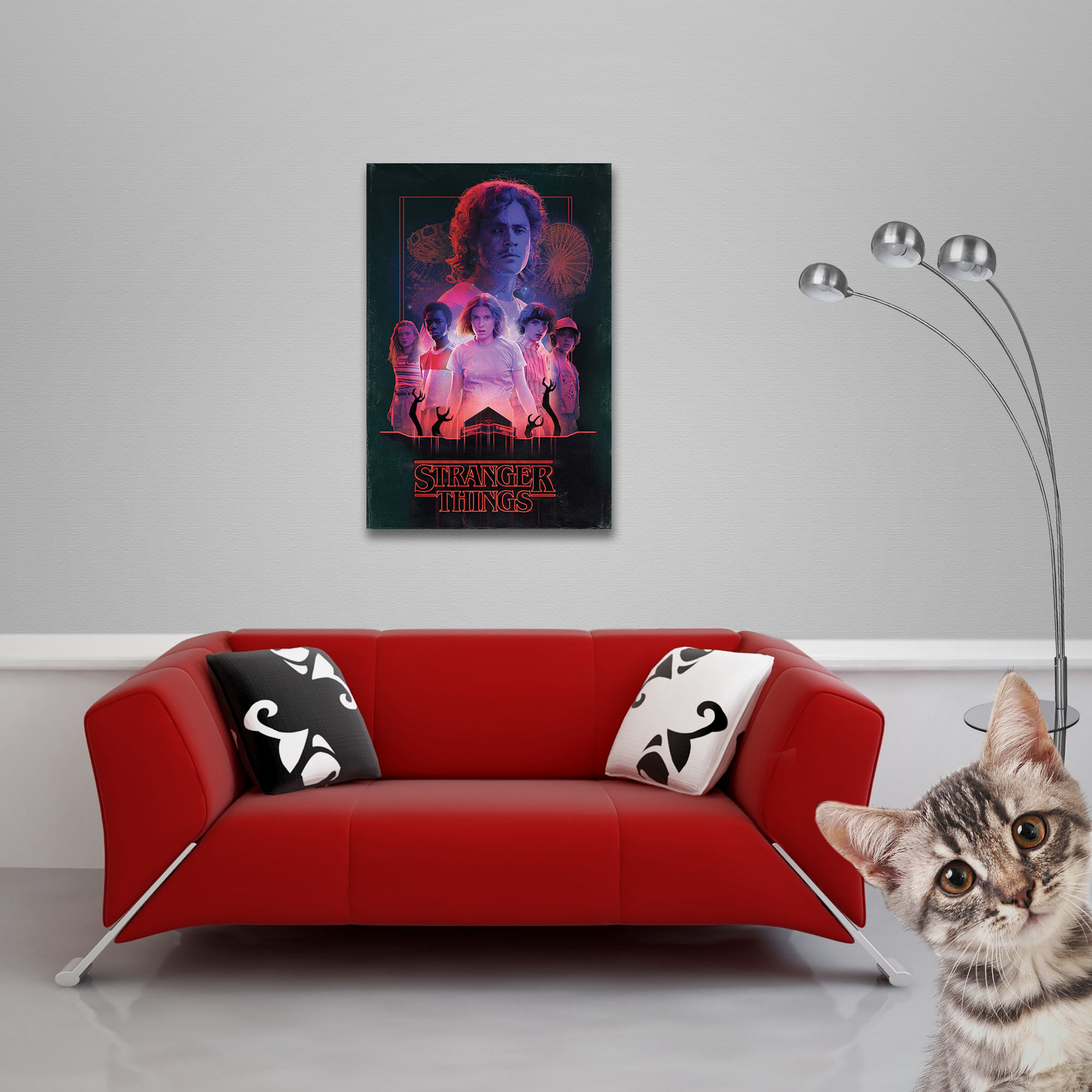 Wohnzimmer mit rotem Sofa, Katze und Stranger Things Poster an der Wand.