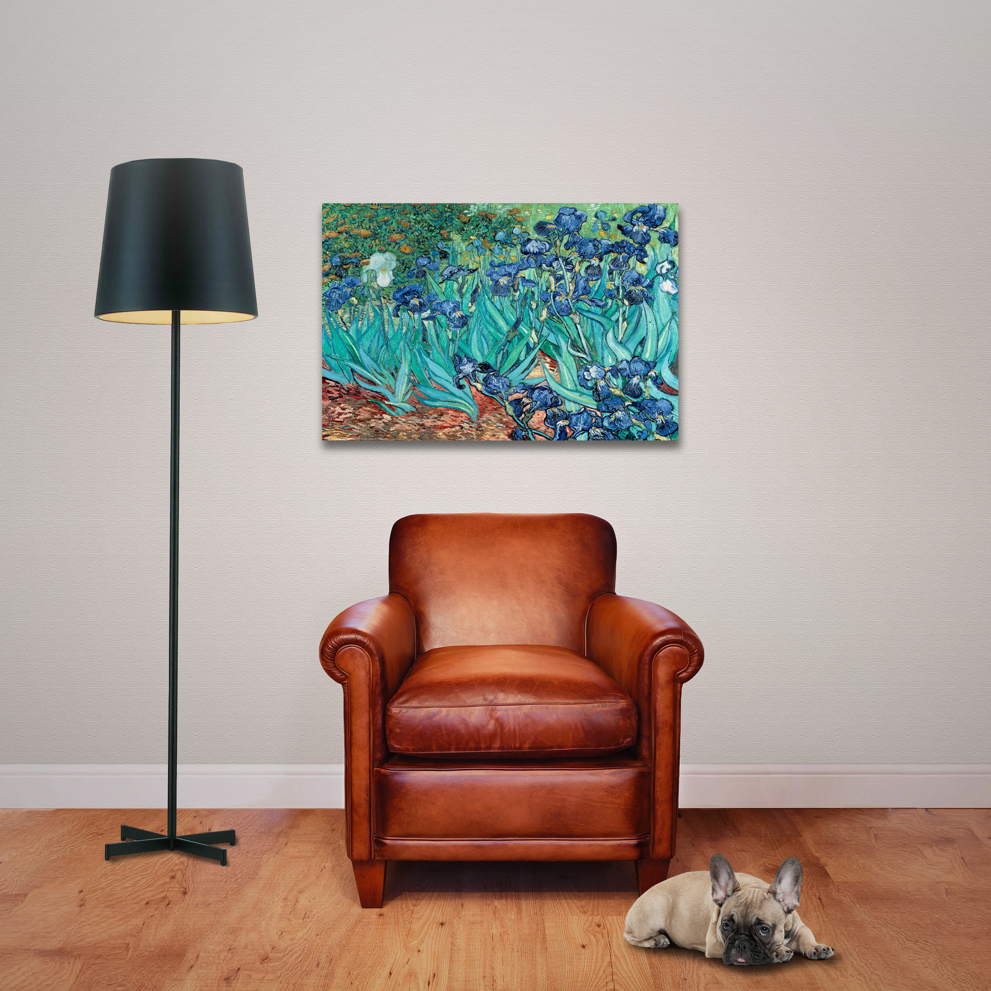 Eine Kunstausstellung von Schwertlilien in einem Raum mit einem Ledersessel, Hund und einer schwarzen Stehlampe.