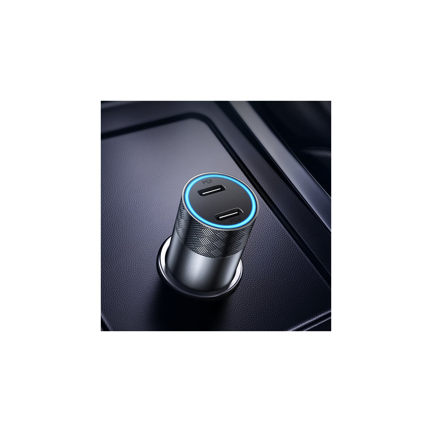 Ein silbernes Autoladegerät mit zwei USB-Anschlüssen. Schwarze Umgebung.
