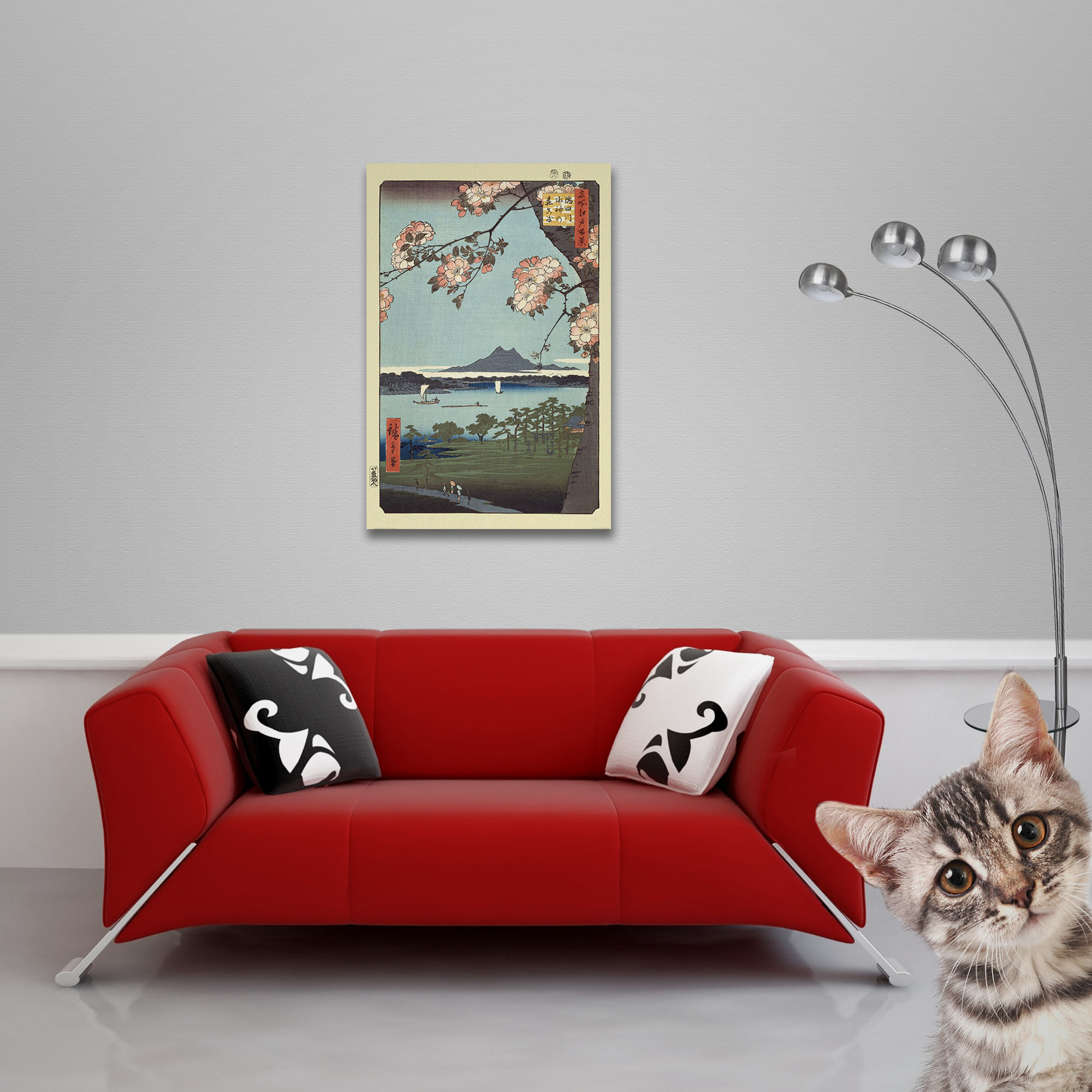 Rote Couch mit japanischem Kunstdruck und Katze in der Ecke.