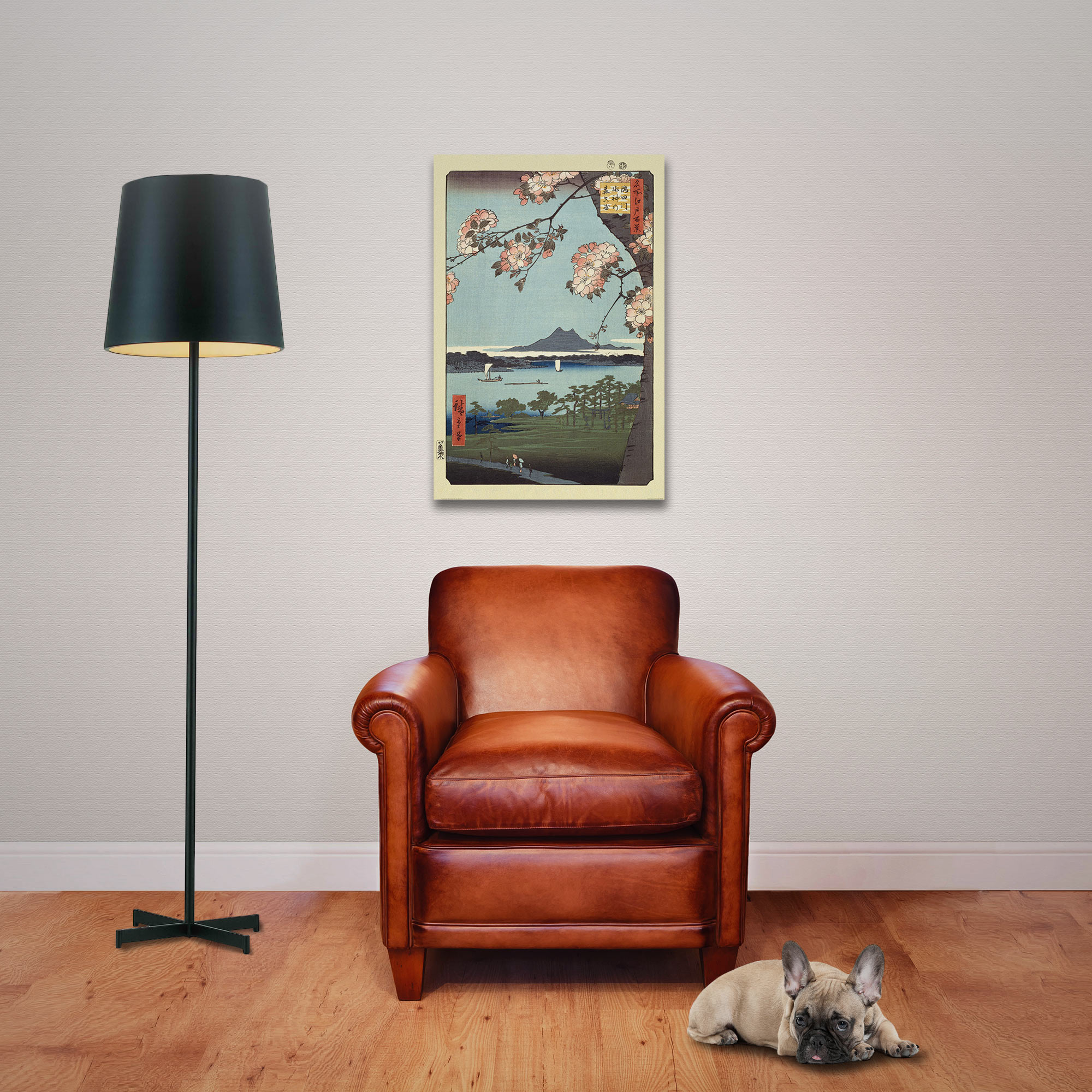 Ein Raum mit Gemälde, Sessel, Stehlampe und Hund. Braun, Schwarz und Weiß.