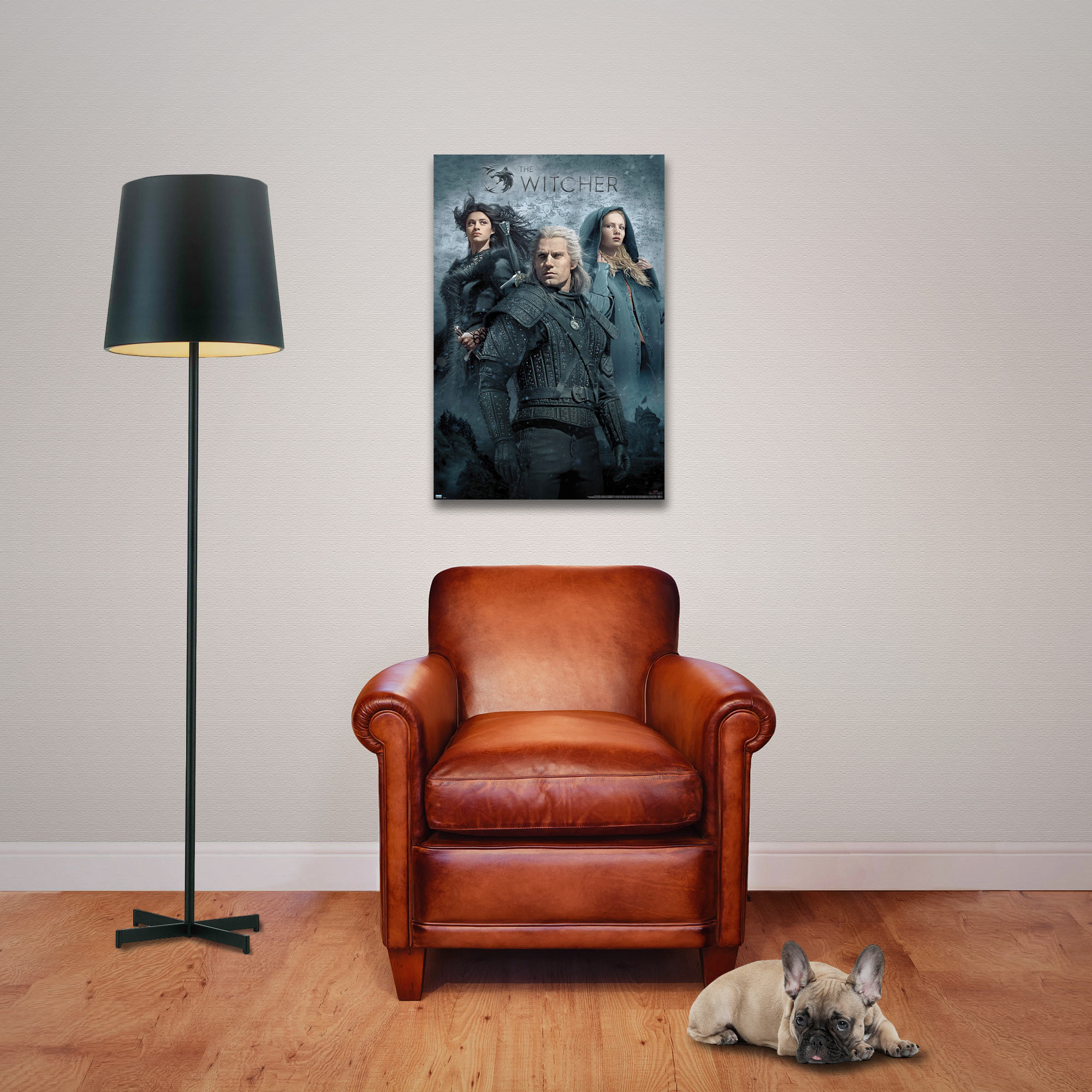 Zimmer mit Witcher-Poster, Ledersessel, Stehlampe und Hund auf dem Boden.