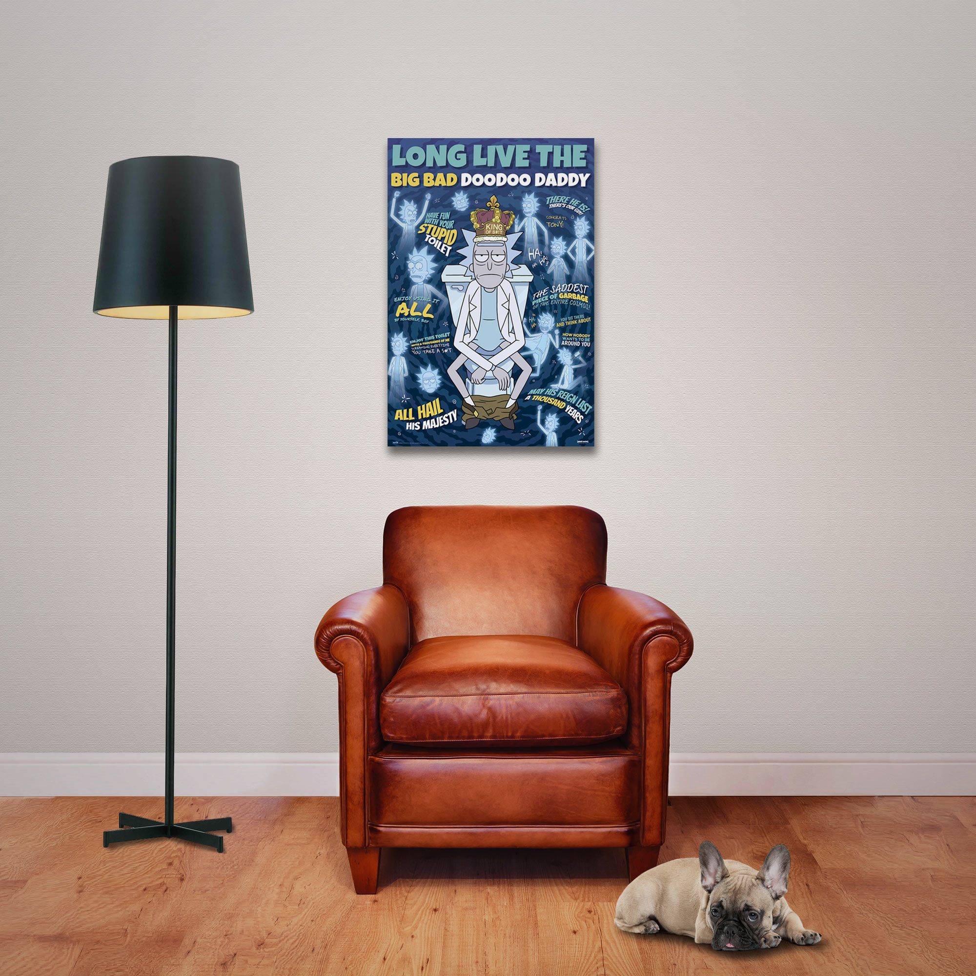 Ein Raum mit Poster, Sessel, Stehlampe und Hund auf dem Boden.