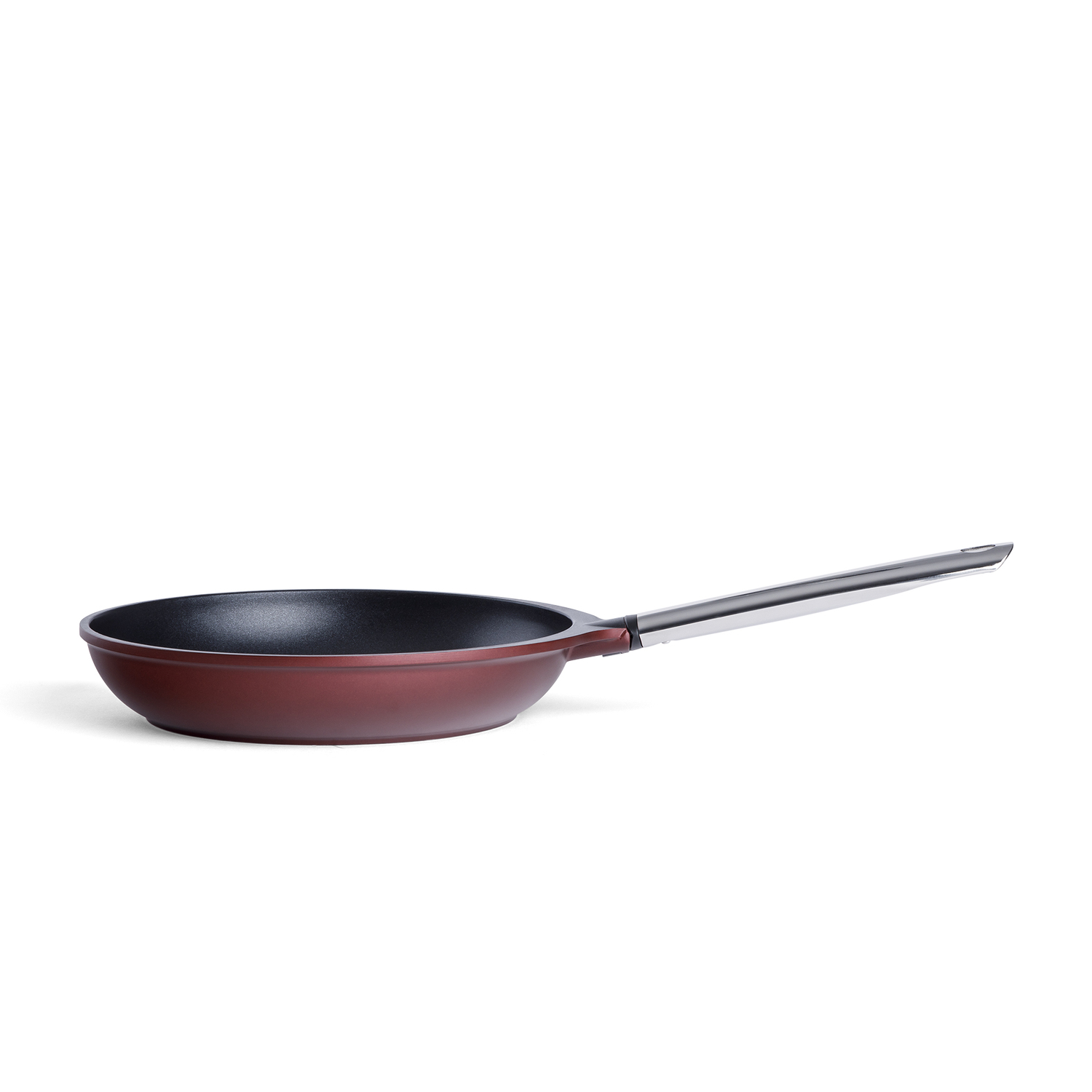 Sartén roja. Tiene una superficie antiadherente negra y un mango plateado. Fondo blanco.