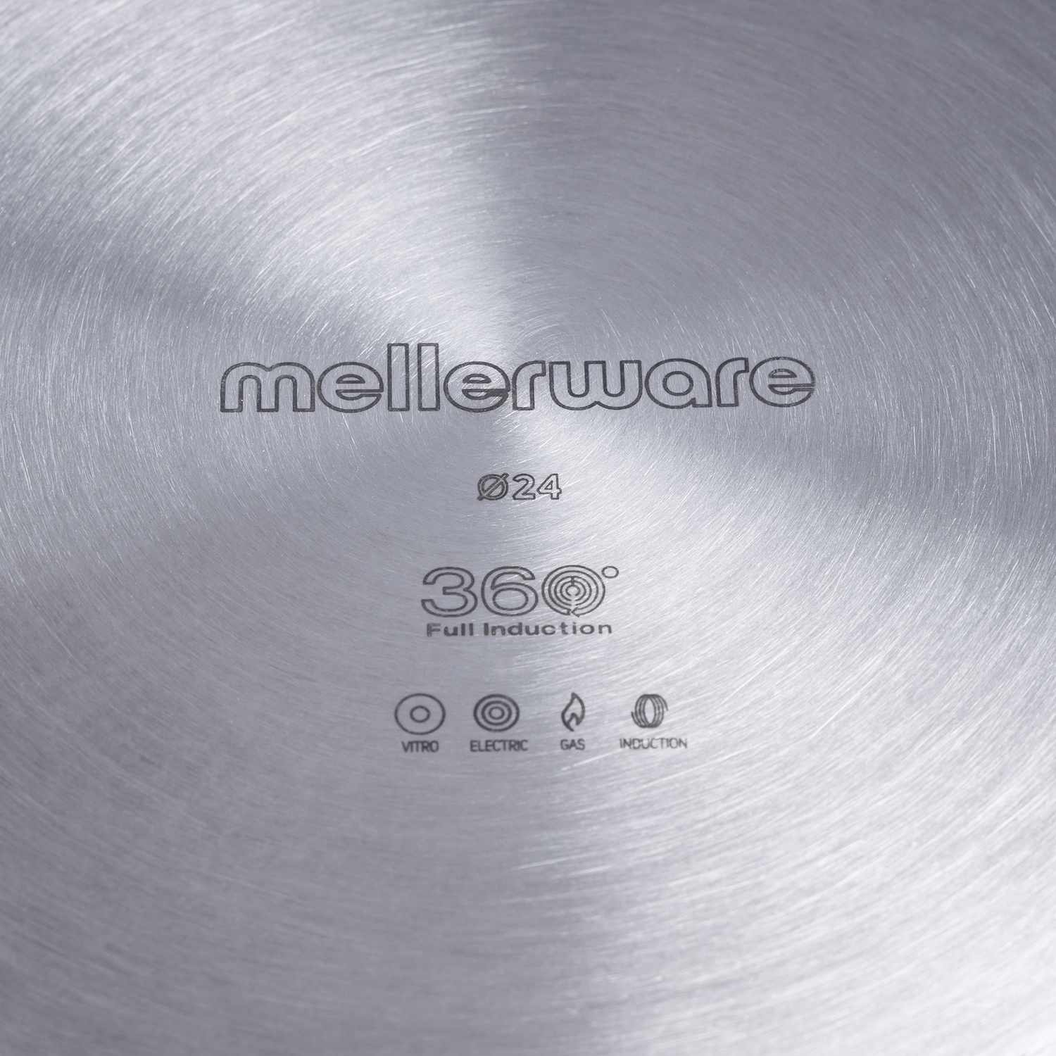 Primer plano de una sartén de metal plateado con la palabra 'mellerware' y otros símbolos.