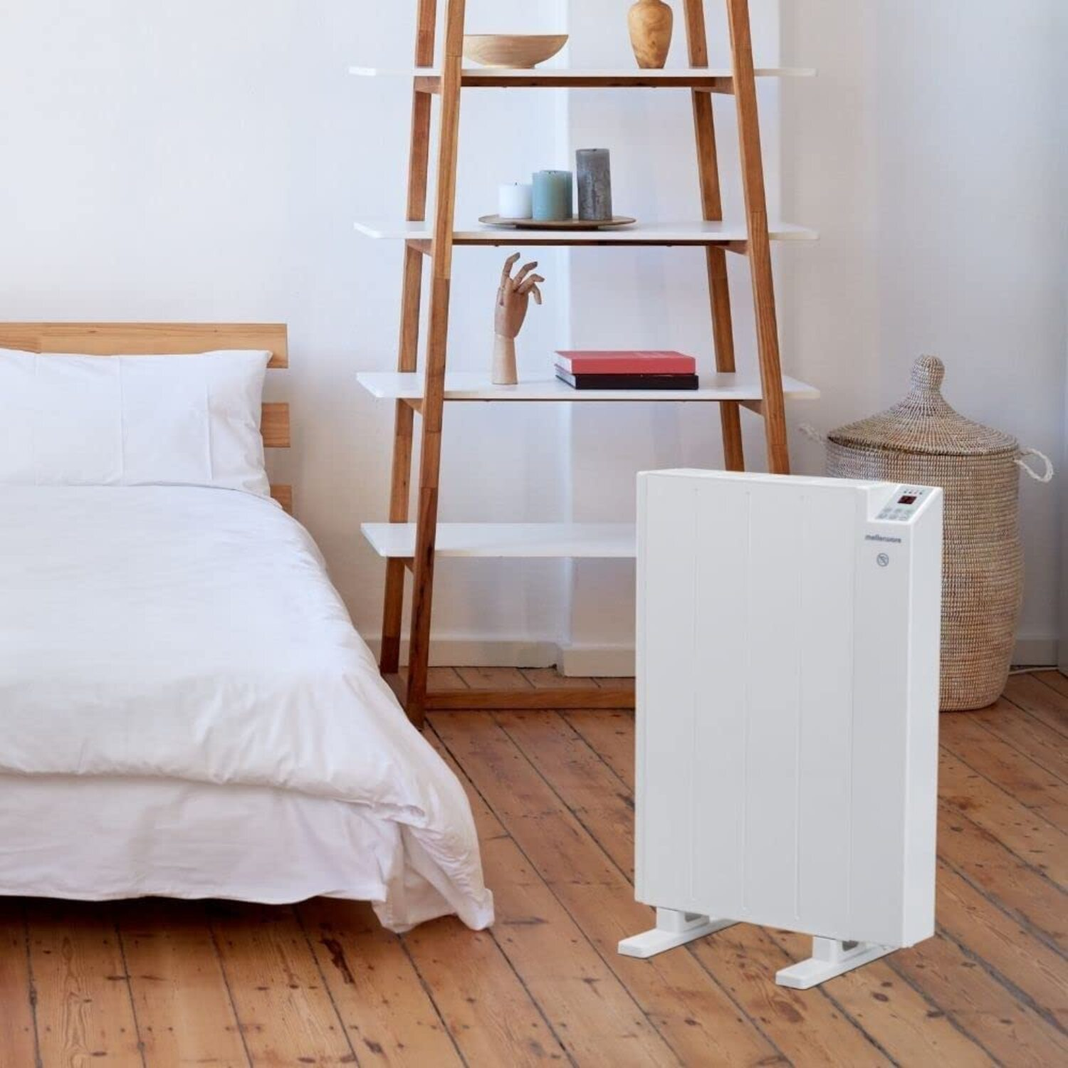 Dormitorio con calefactor. Calentador blanco en suelo de madera junto a cama y estantería.