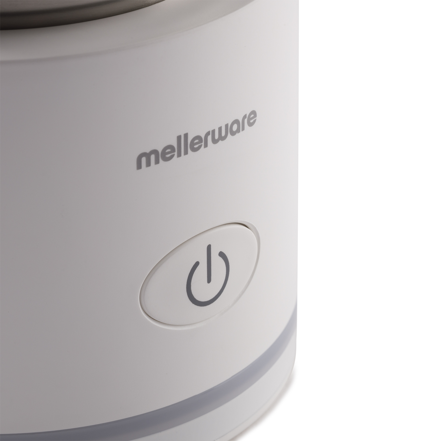 Parte blanca de un electrodoméstico con un botón de encendido, la marca 'mellerware' es visible.