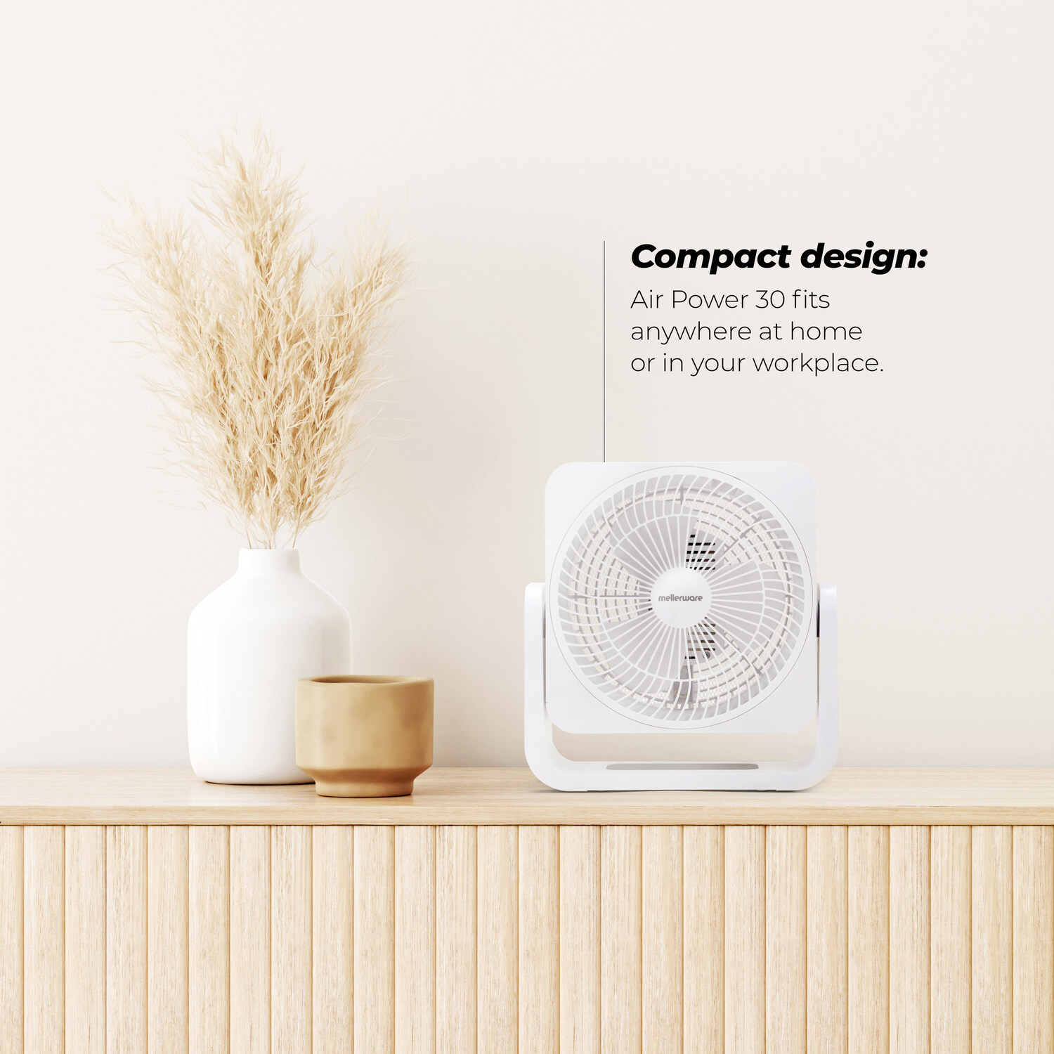 Un ventilatore bianco su una superficie di legno con un vaso e una tazza. Testo: Air Power 30 si adatta ovunque.