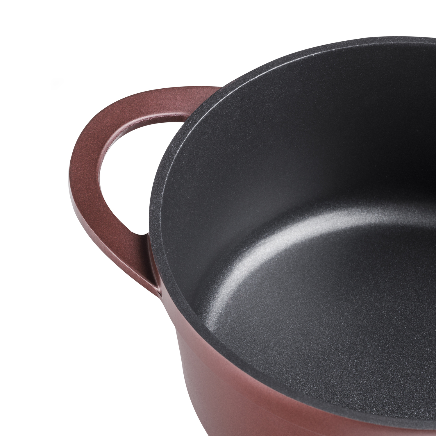 Primer plano de una olla roja con asa marrón sobre fondo blanco.