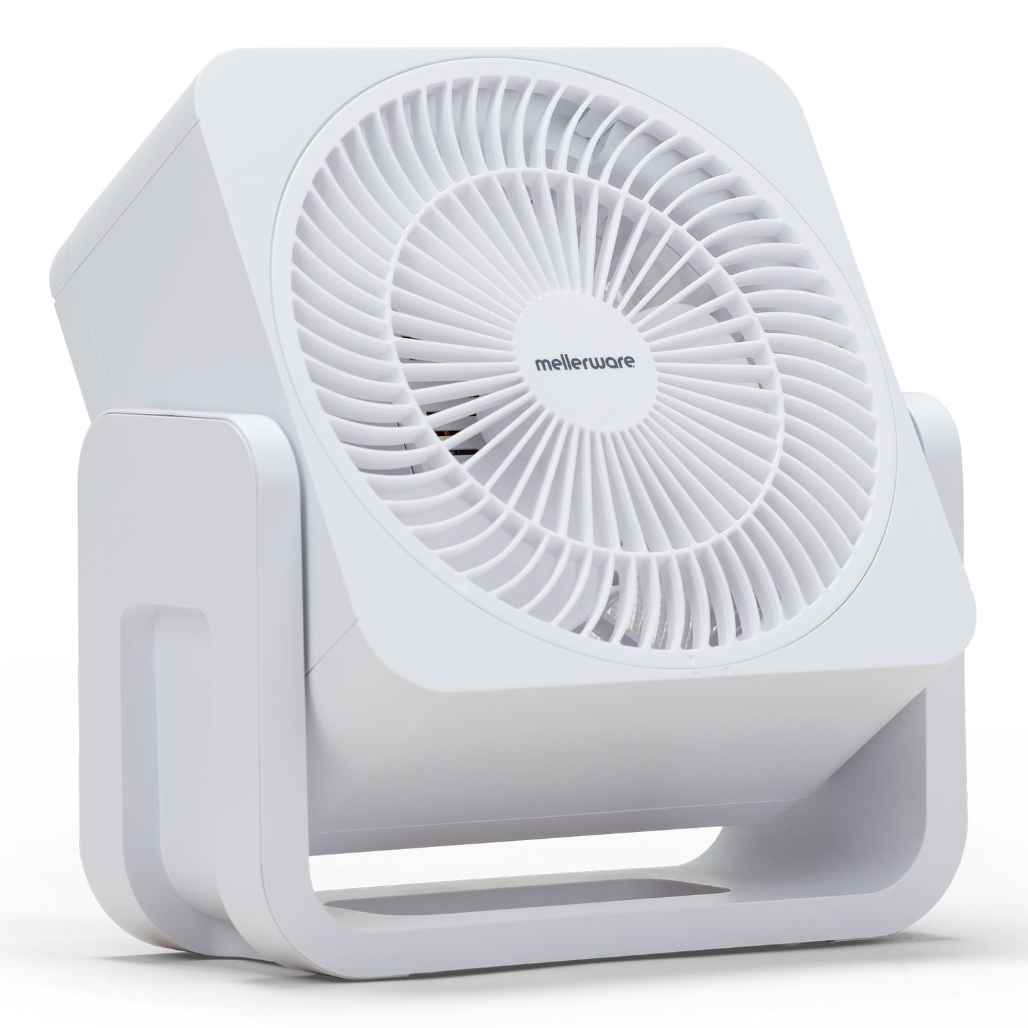 Un ventilatore quadrato bianco con una copertura a rete. La ventola è su uno sfondo bianco.