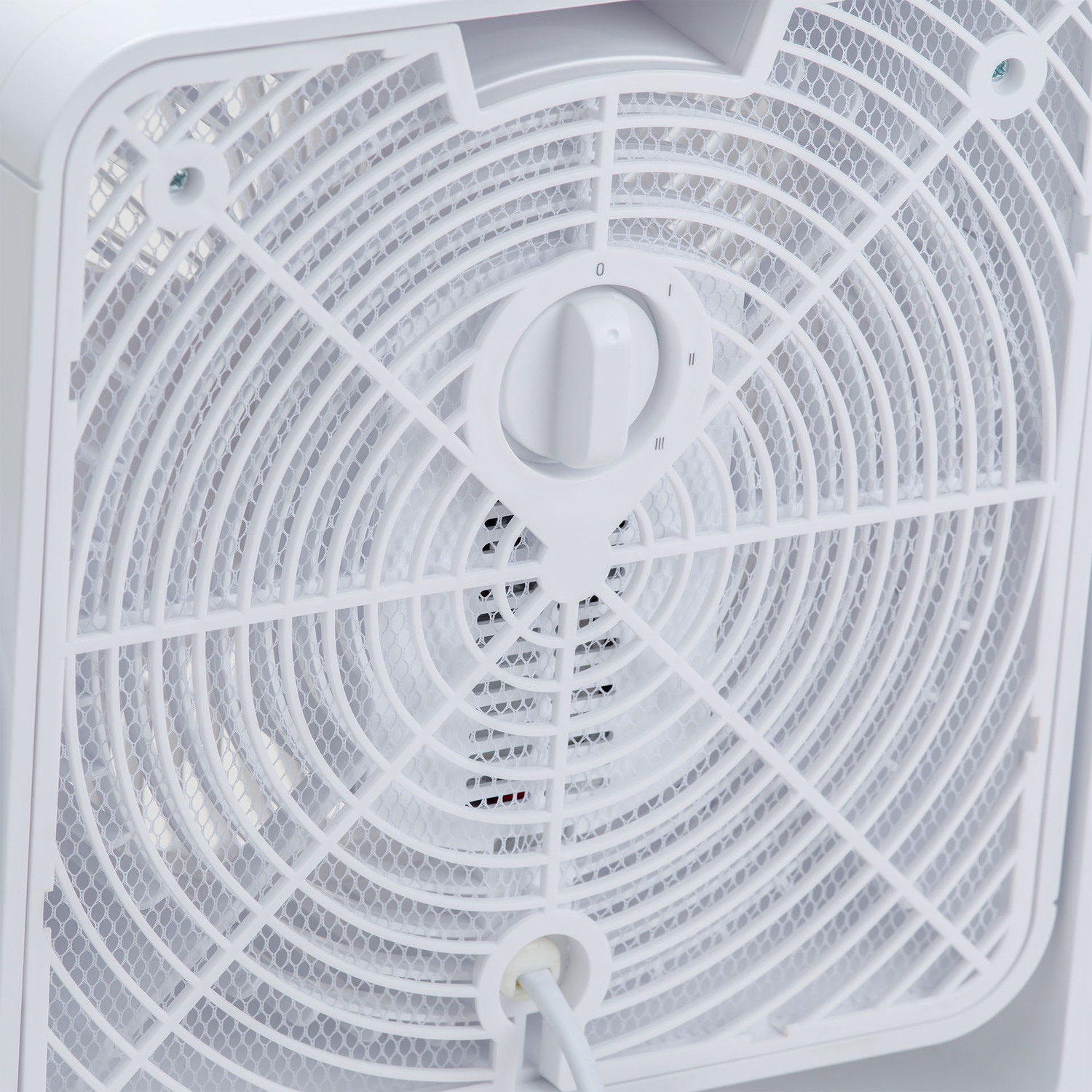 Retro del ventilatore bianco. Manopola rotante con numeri. Una rete bianca copre le pale.