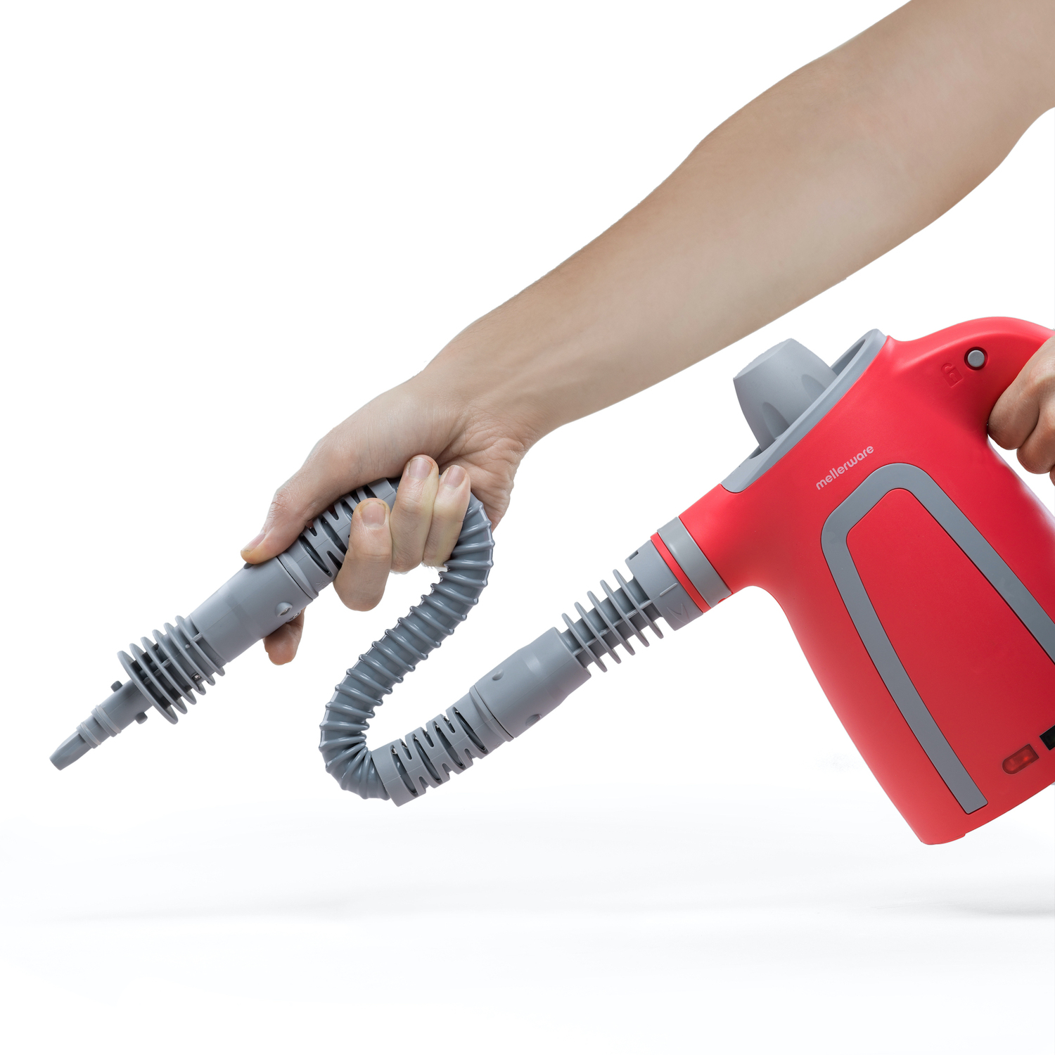 Una persona sosteniendo un limpiador de vapor de mano rojo y gris con boquilla y manguera desmontables.
