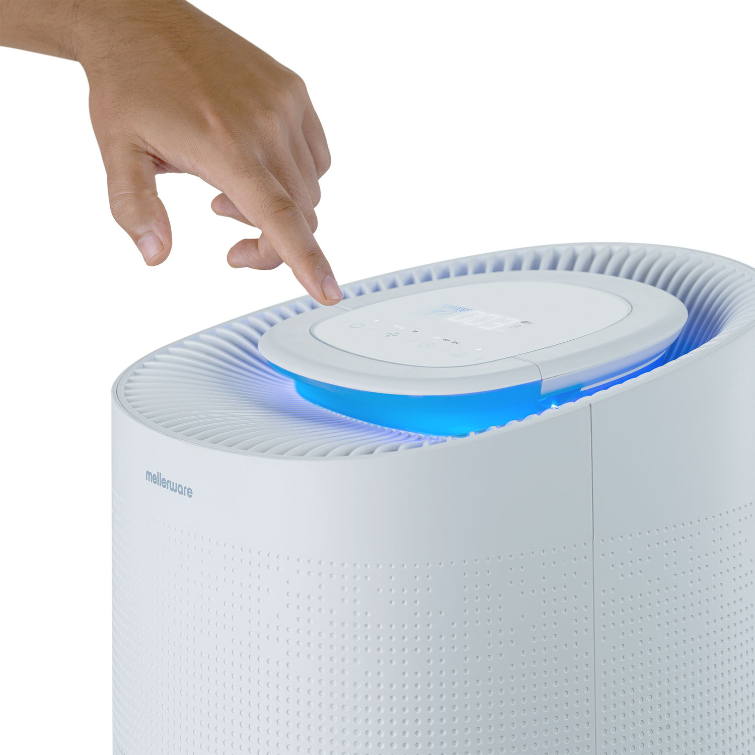 La mano di una persona preme un pulsante su un purificatore d'aria bianco. Il purificatore ha una luce blu.