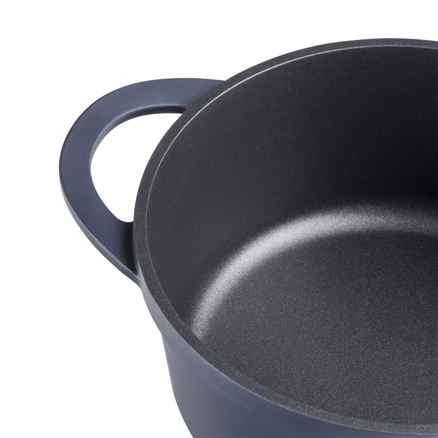 Olla gris oscuro con asa, sobre fondo blanco, toma de cerca.