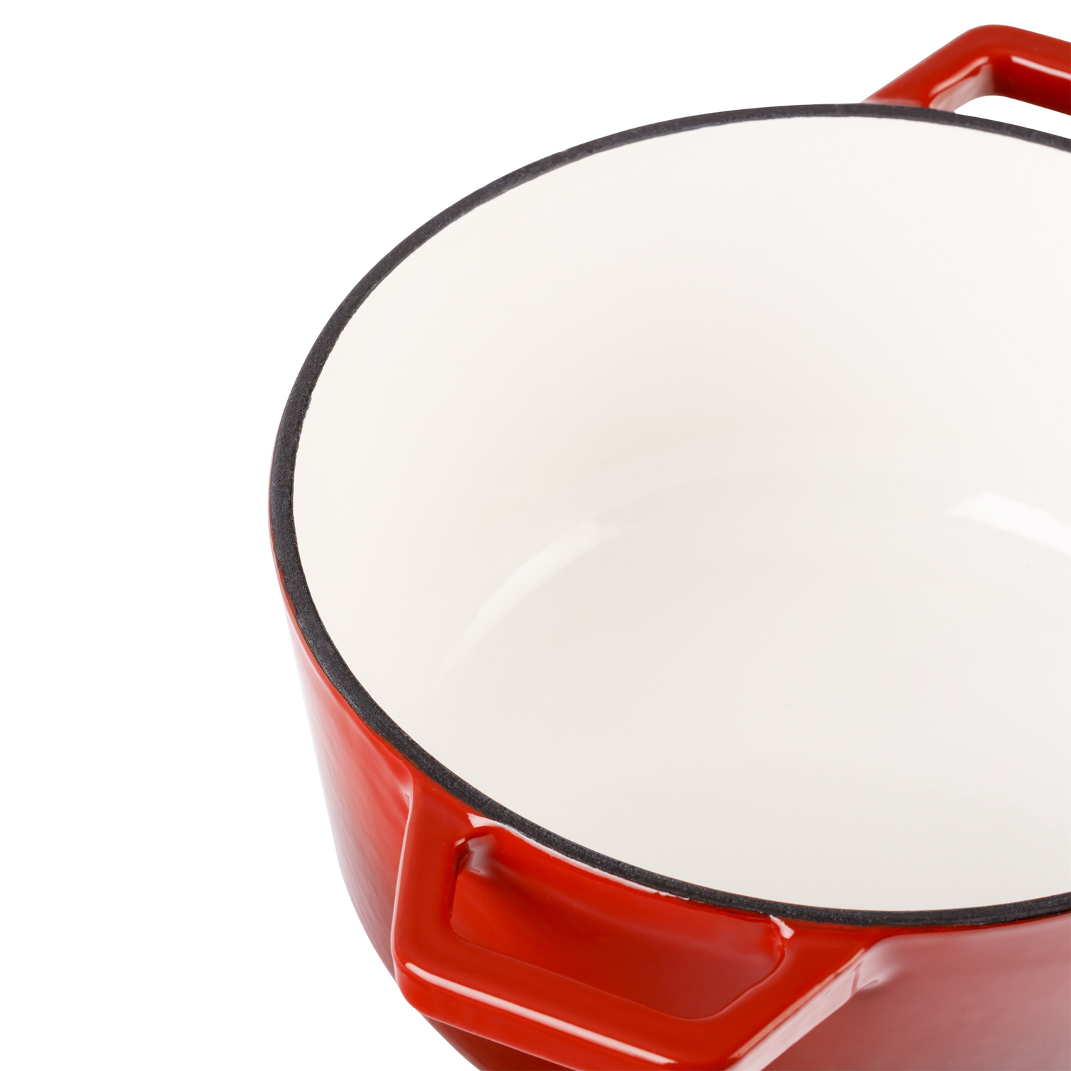 Primer plano de una olla holandesa roja con interior blanco y borde negro, aislada sobre fondo blanco.