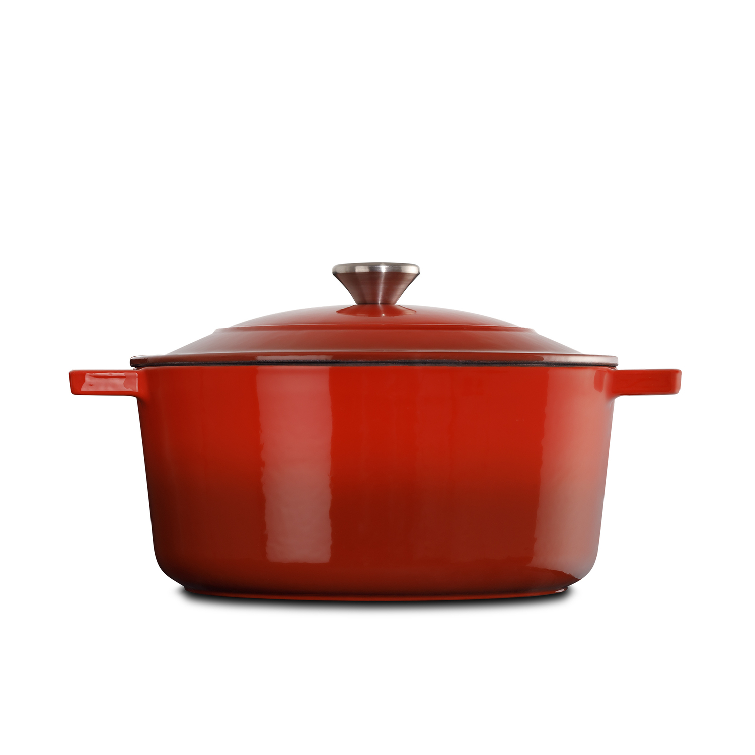 Una olla roja con tapa. Está sobre un fondo blanco.