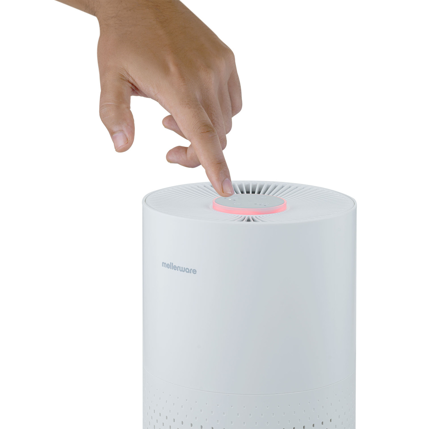 Mano che tocca un purificatore d'aria bianco. C'è una luce rossa in alto.