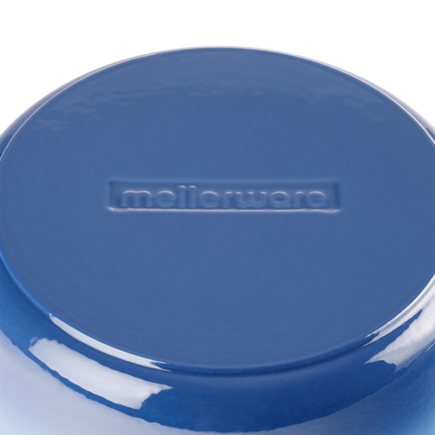Parte inferior de una olla azul con la marca 'mellerware' grabada.