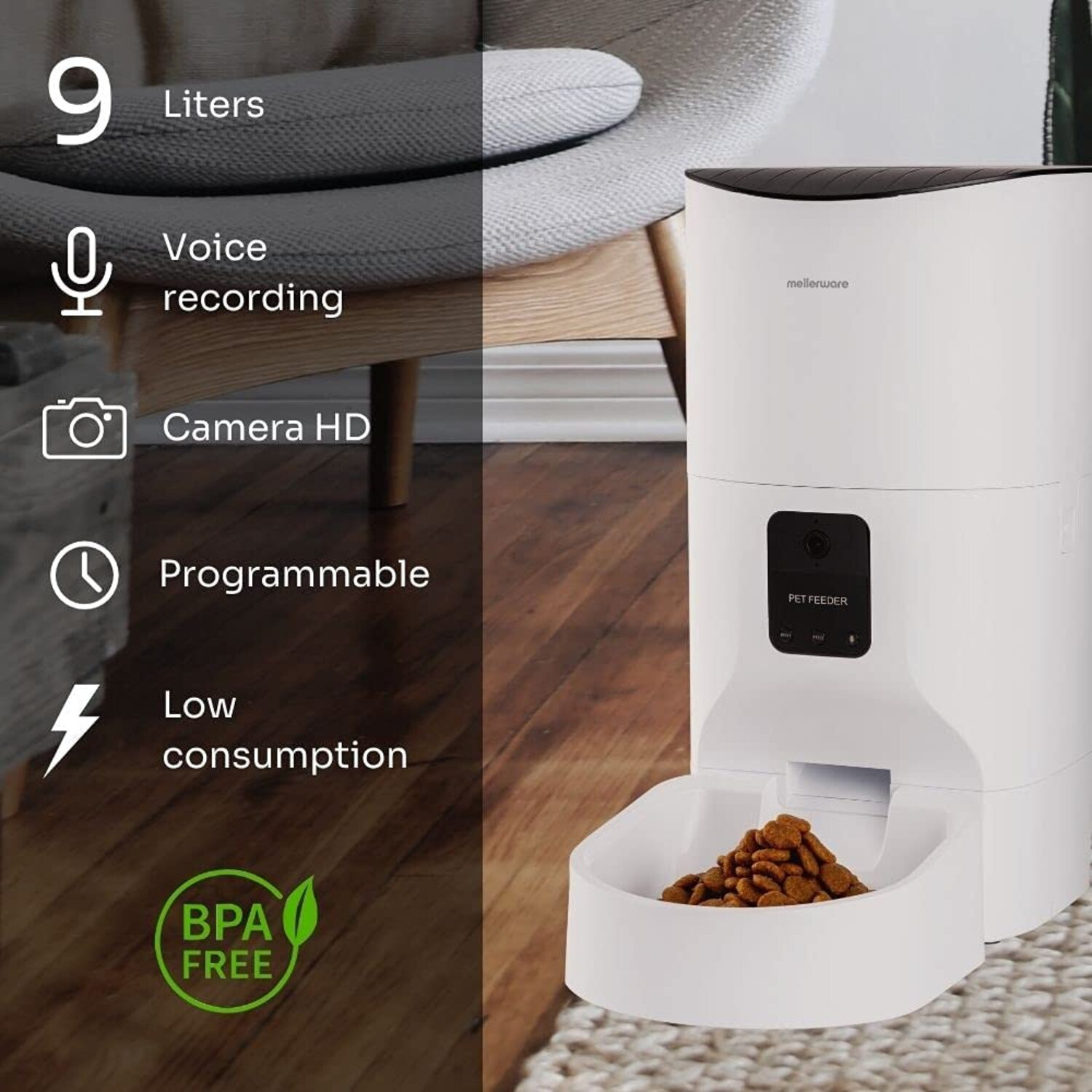Dispensador blanco de comida para mascotas con etiquetas de texto. Cuenco de comida con pienso en el suelo.