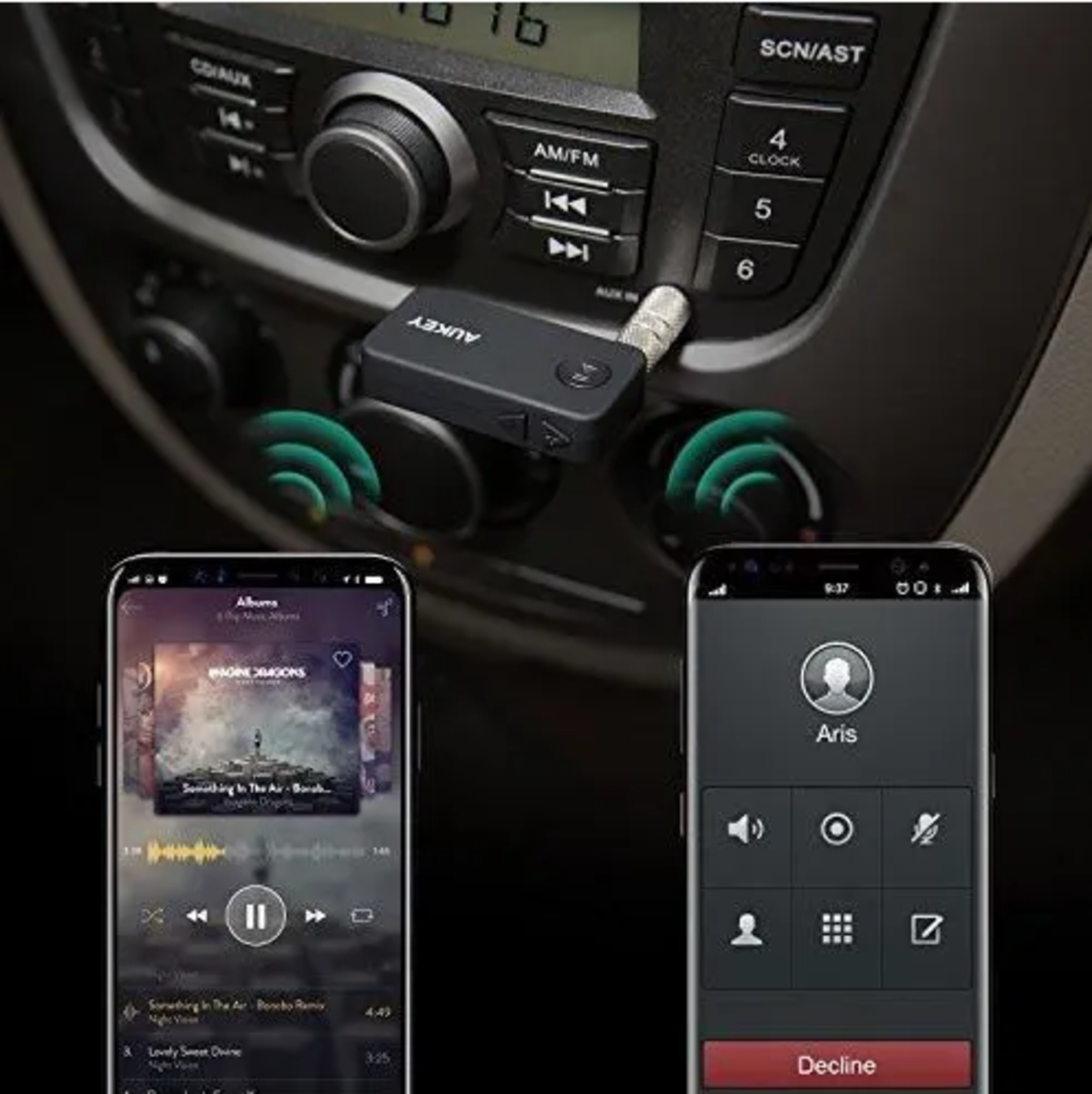 Armaturenbrett eines Autos mit angeschlossenem schwarzem Aukey-Gerät, zwei Handys mit Musik und Anrufoberfläche.