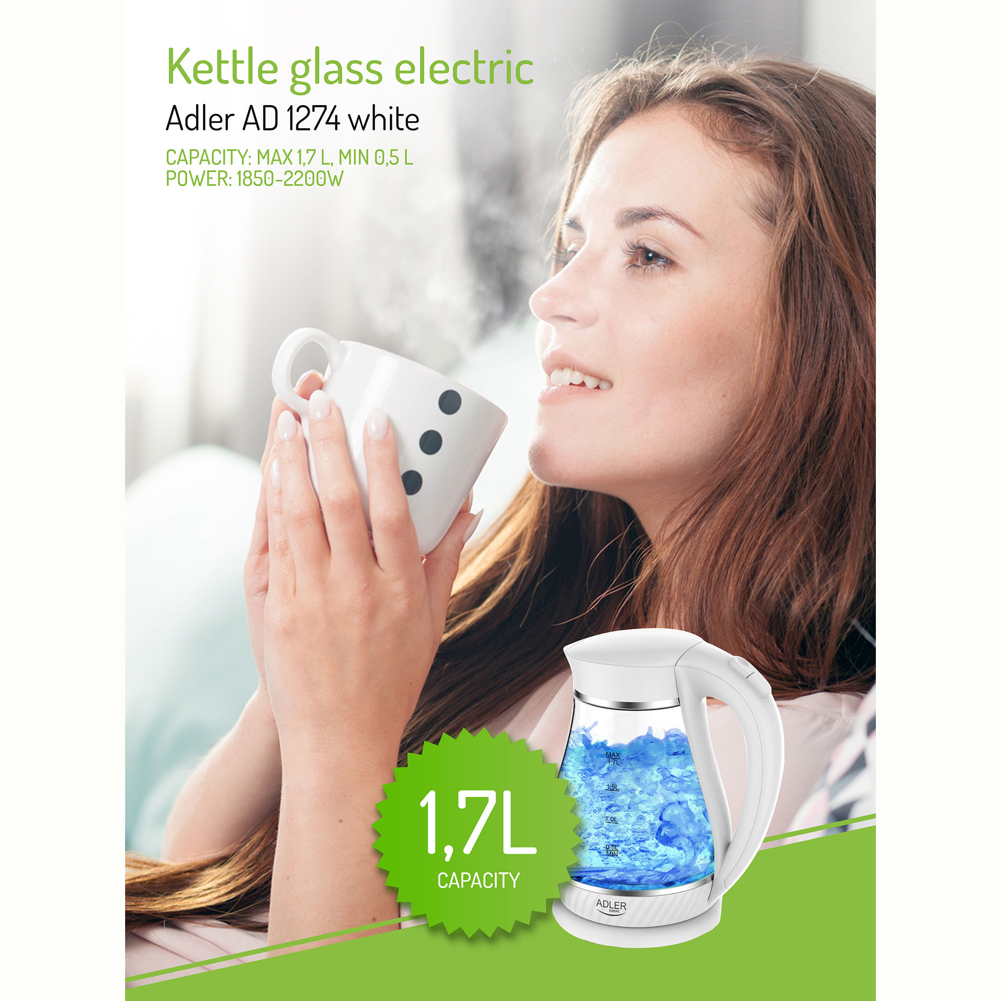 Kobieta trzymająca filiżankę, patrząca na biały czajnik elektryczny z niebieską wodą w środku.