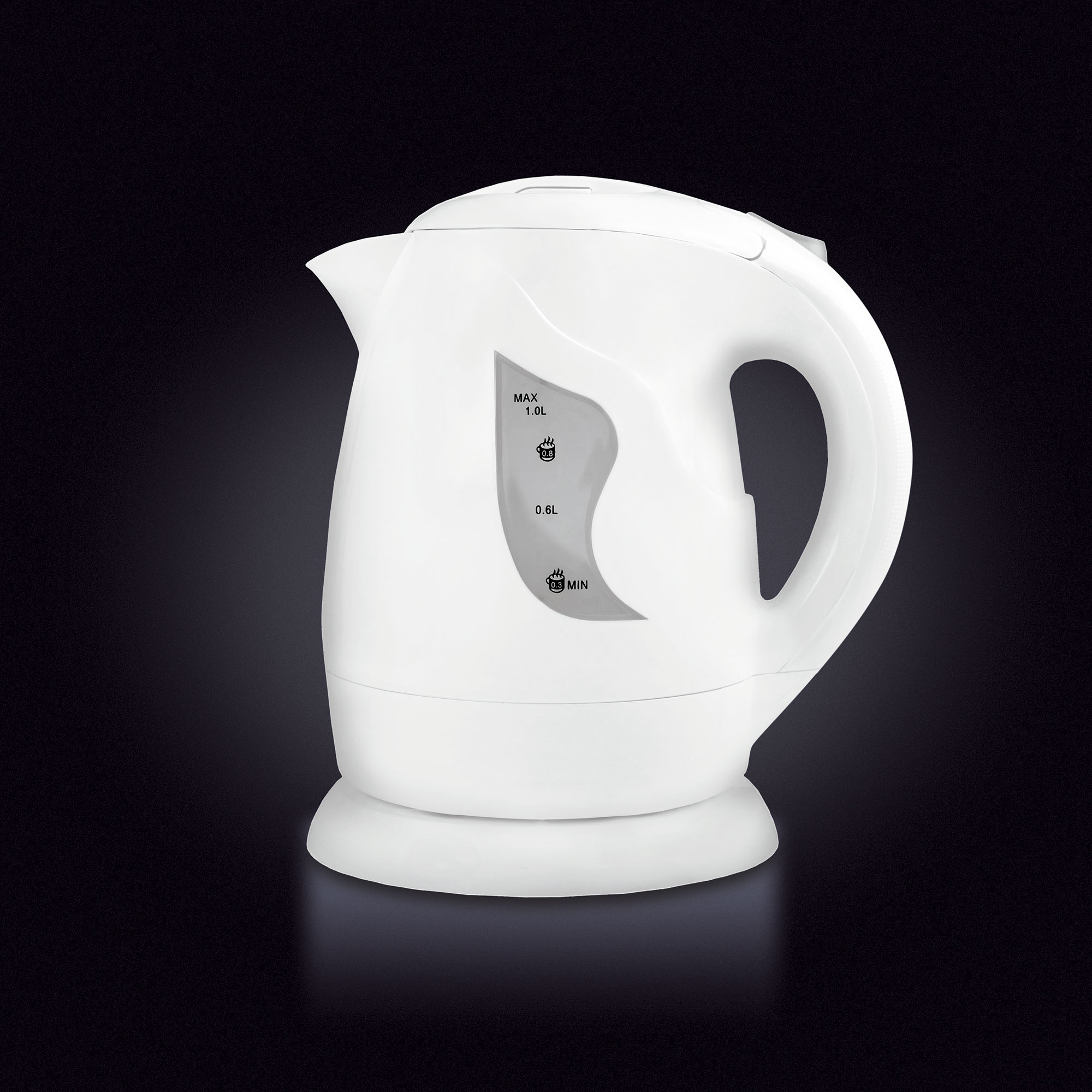 Biały czajnik elektryczny z czarnym tłem. Posiada wskaźnik poziomu wody i uchwyt.
