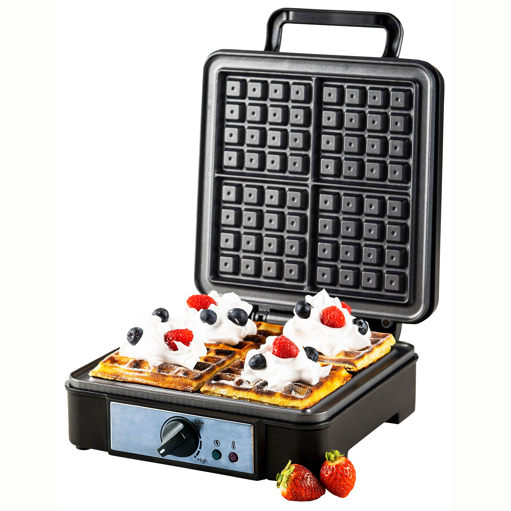 Gofrownica z goframi i bitą śmietaną z jagodami, na białym tle.