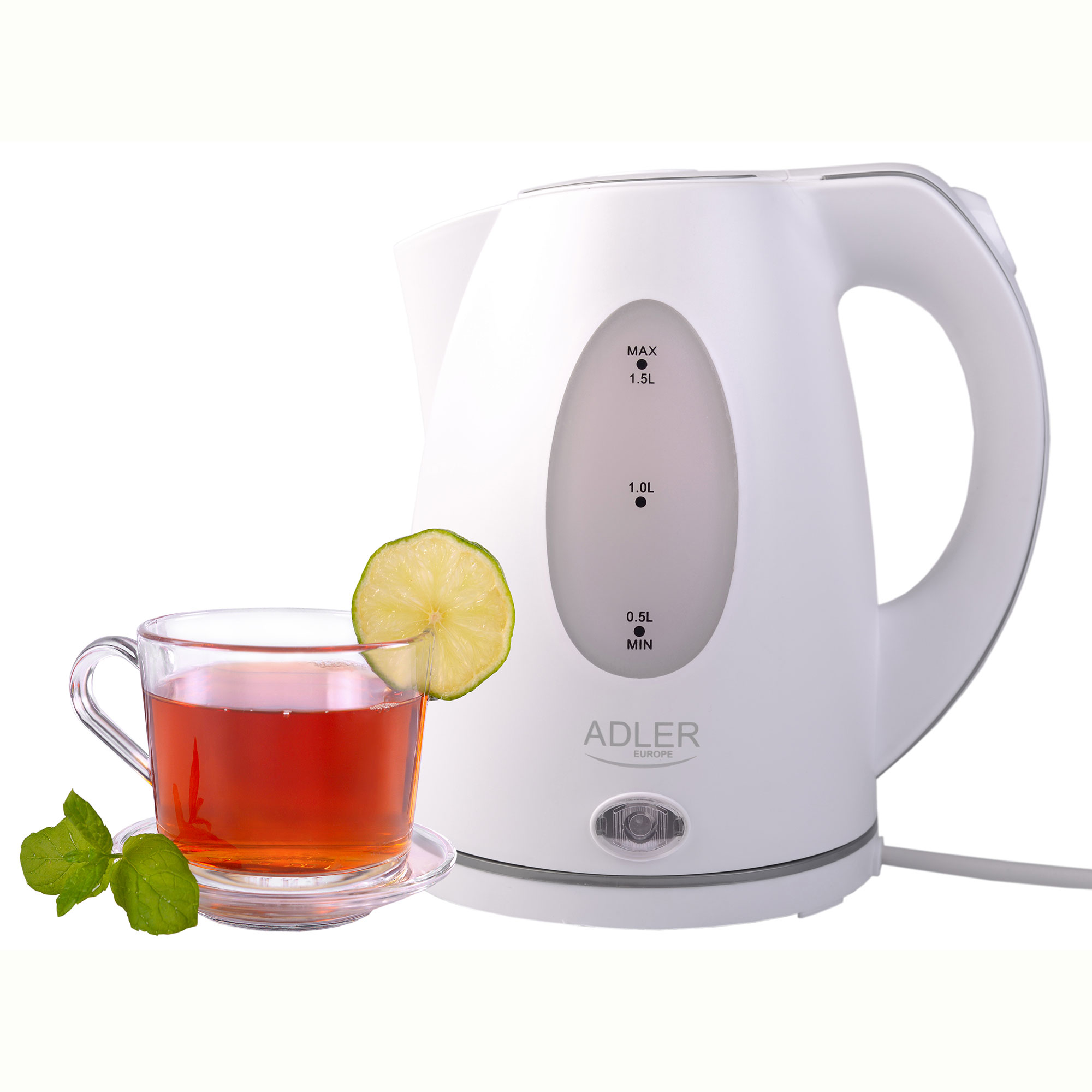 Hervidor blanco, vaso de té, rodaja de limón y hojas de menta.
