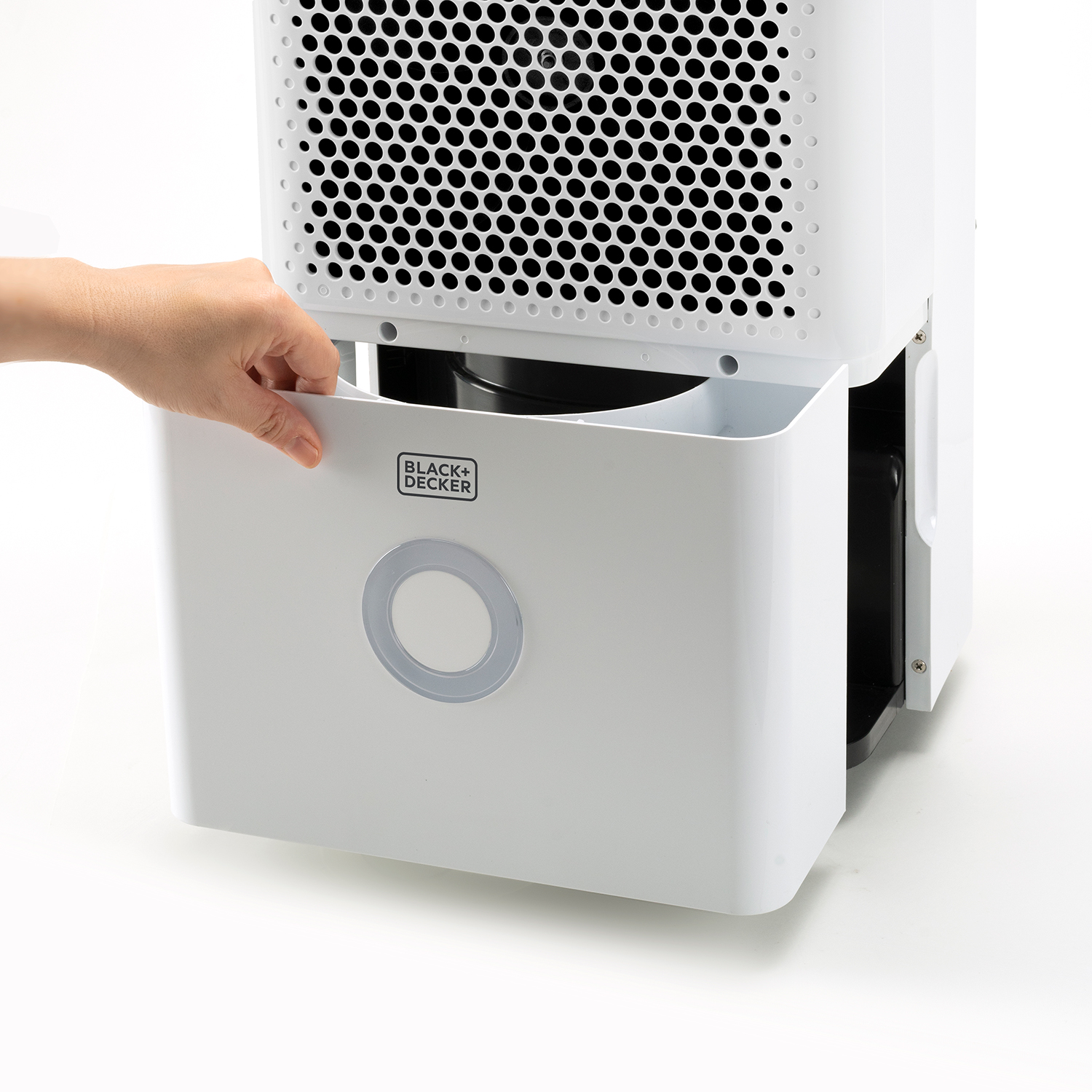 Una mano estrae il serbatoio dell'acqua bianco del deumidificatore Black+Decker.