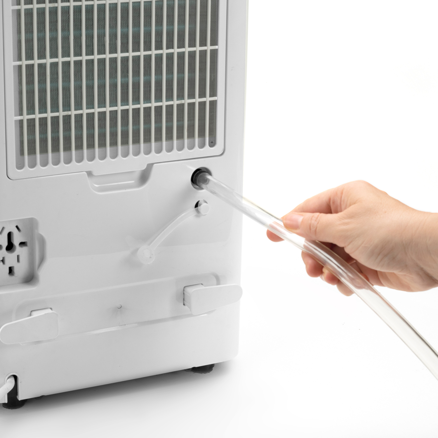 Mano che inserisce un tubo trasparente in un elettrodomestico bianco.
